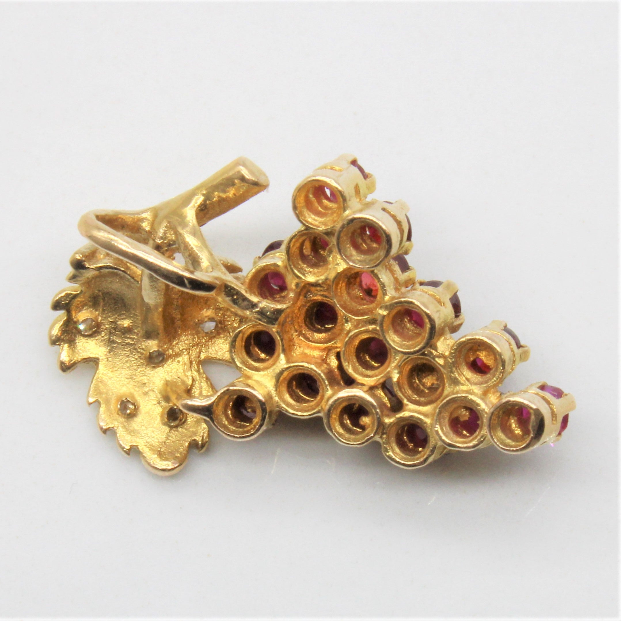 Pendentif vigne en rubis et diamants | 0,70 ct, 0,05 ct |