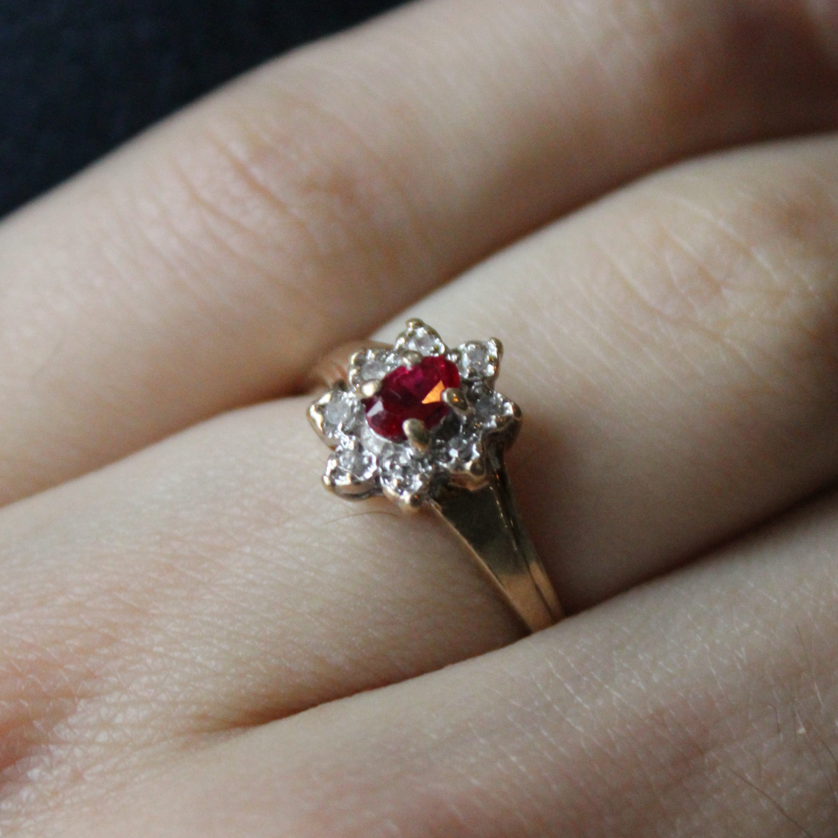 Bague en rubis synthétique et diamants | 0,30 ct, 0,04 ct au total | Taille 6,75 |