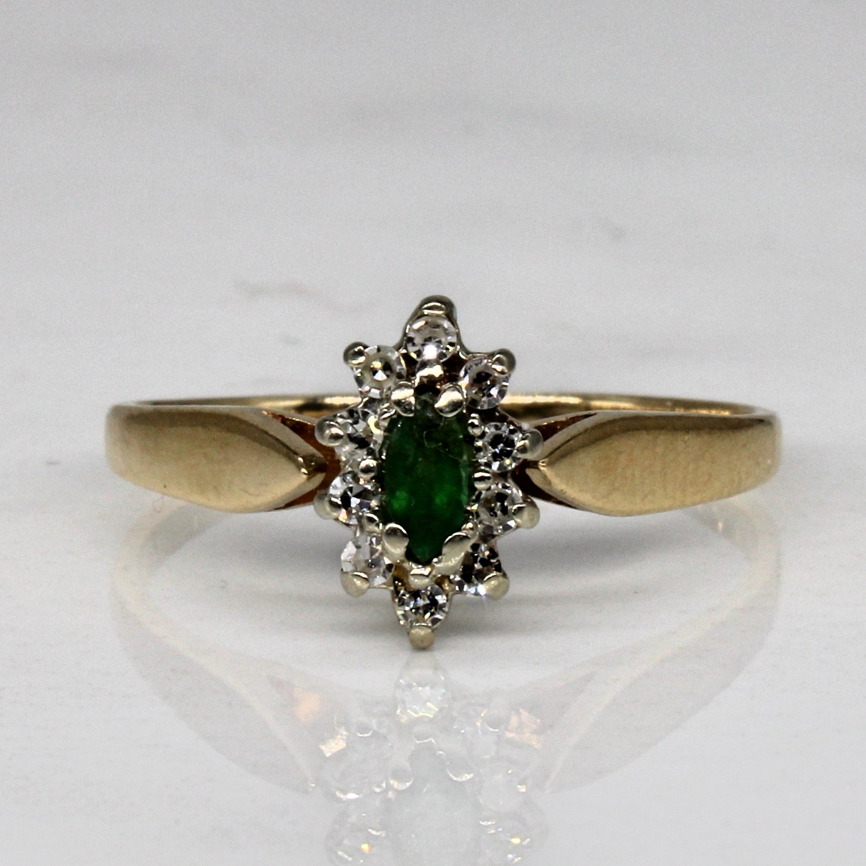 Bague sertie de diamants et d'émeraudes | 0,10 ct au total, 0,07 ct | Taille 6,5 |