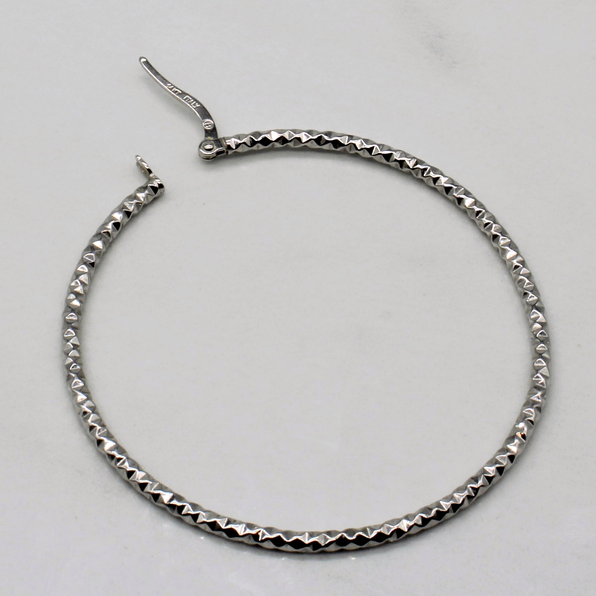 Boucles d'oreilles créoles en or blanc étincelant |