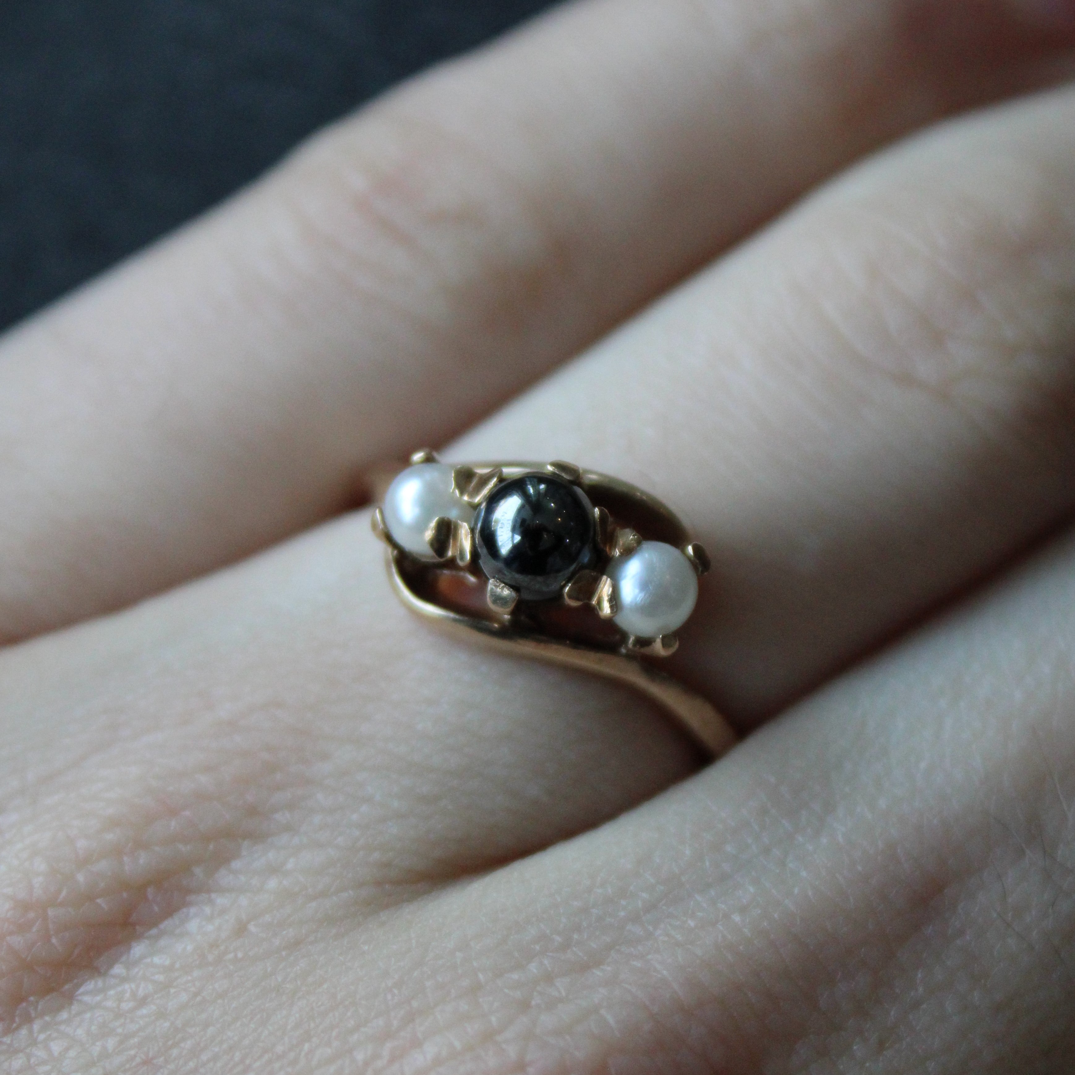 Hematite & Pearl Bypass Ring | 2.00ct | SZ 8.5 |