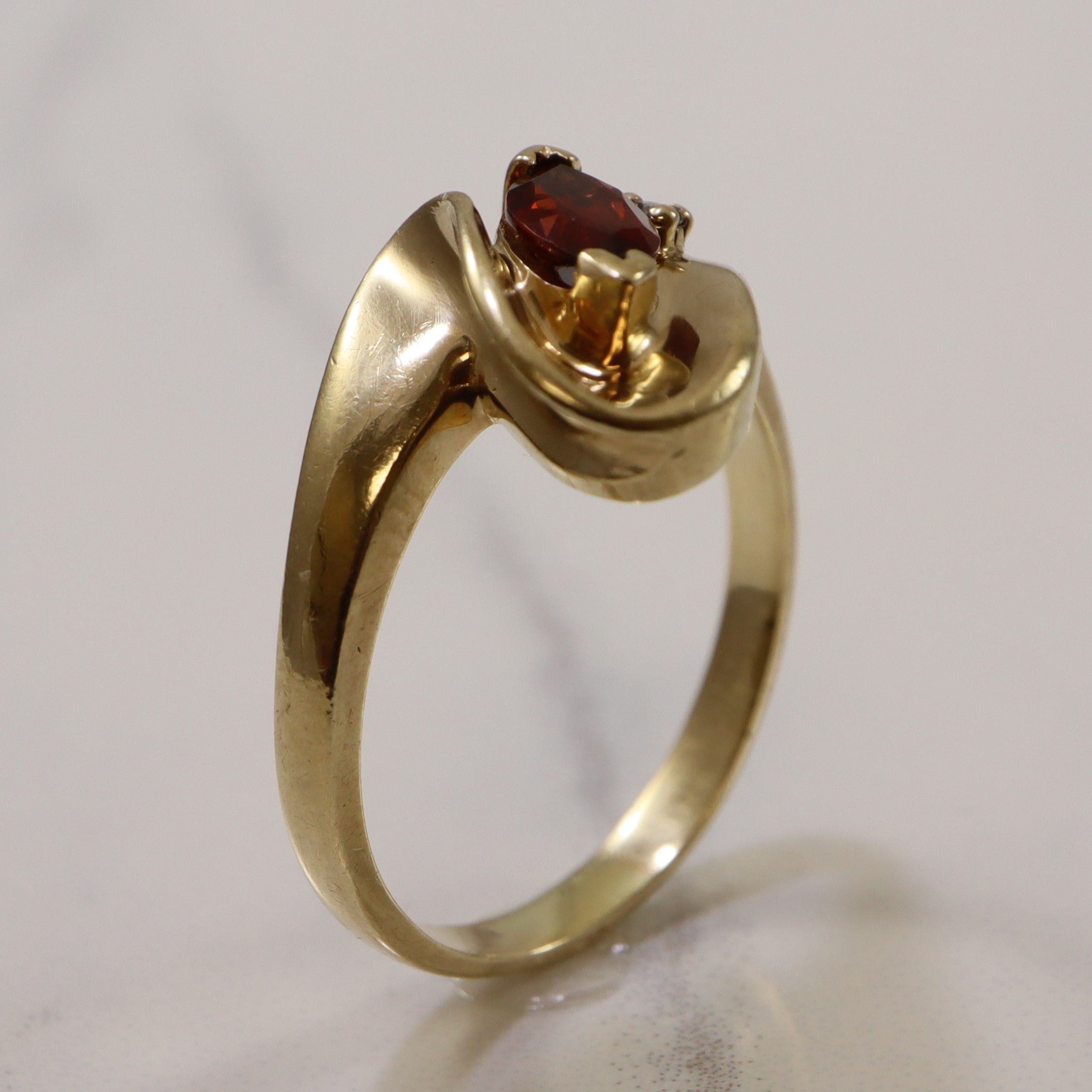 Bague Wave Bypass en grenat et diamants | 0,02 ct, 0,50 ct | Taille 8 |