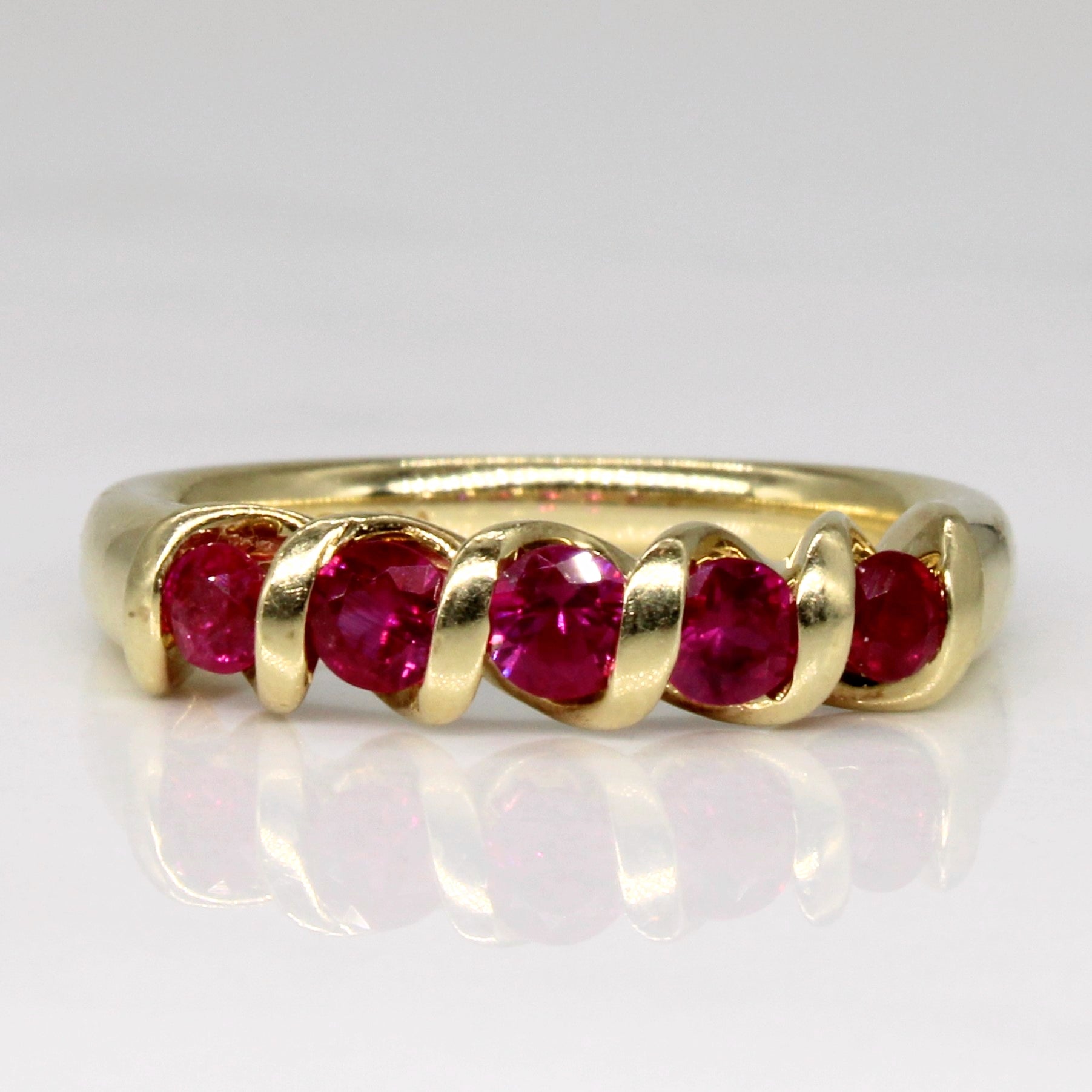 Bague cinq rubis synthétiques | 0,60 ct au total | Taille 6,5 |