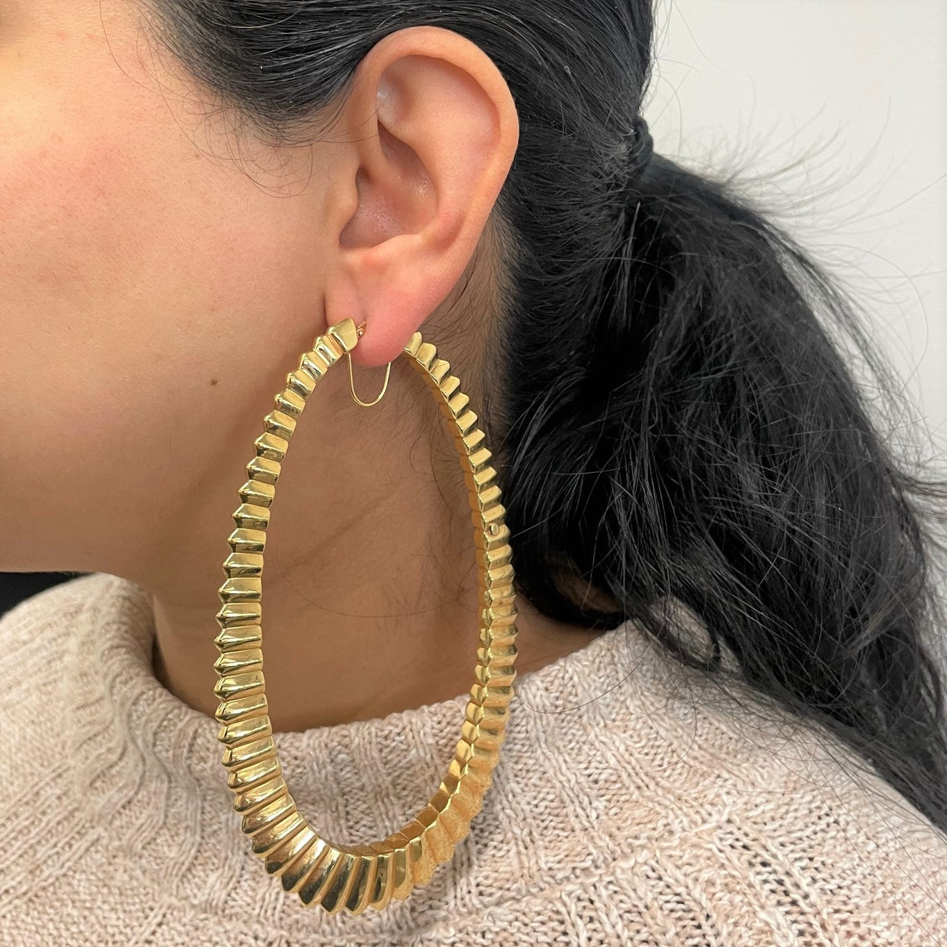 Boucles d'oreilles créoles extra larges en or 18 carats texturé |