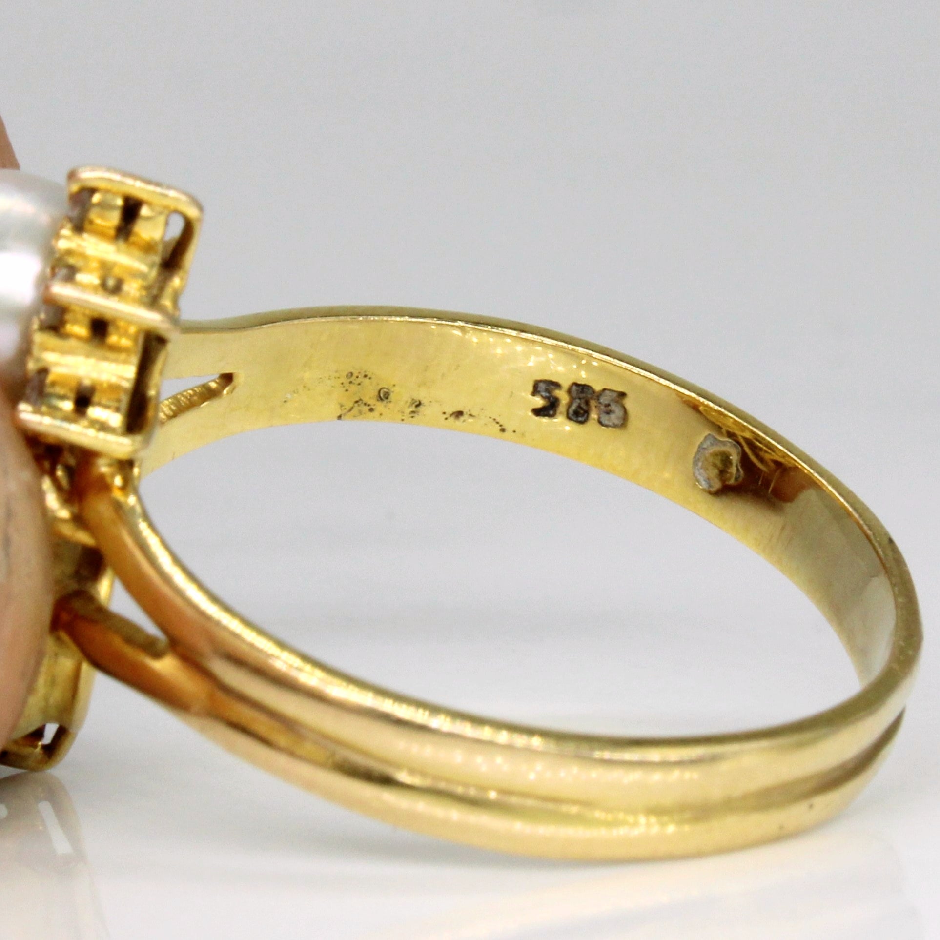 Two Tone Pearl & Diamond Ring | 0.08ctw | SZ 10.5 |