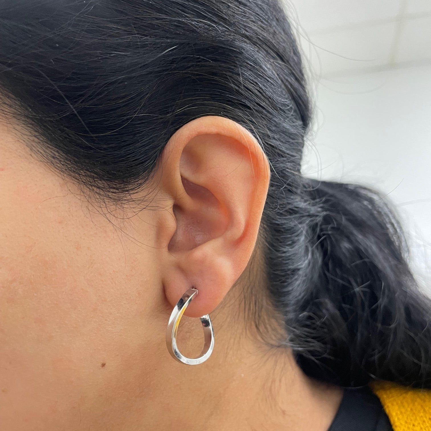 14k White Gold Wavy Hoop Earrings |