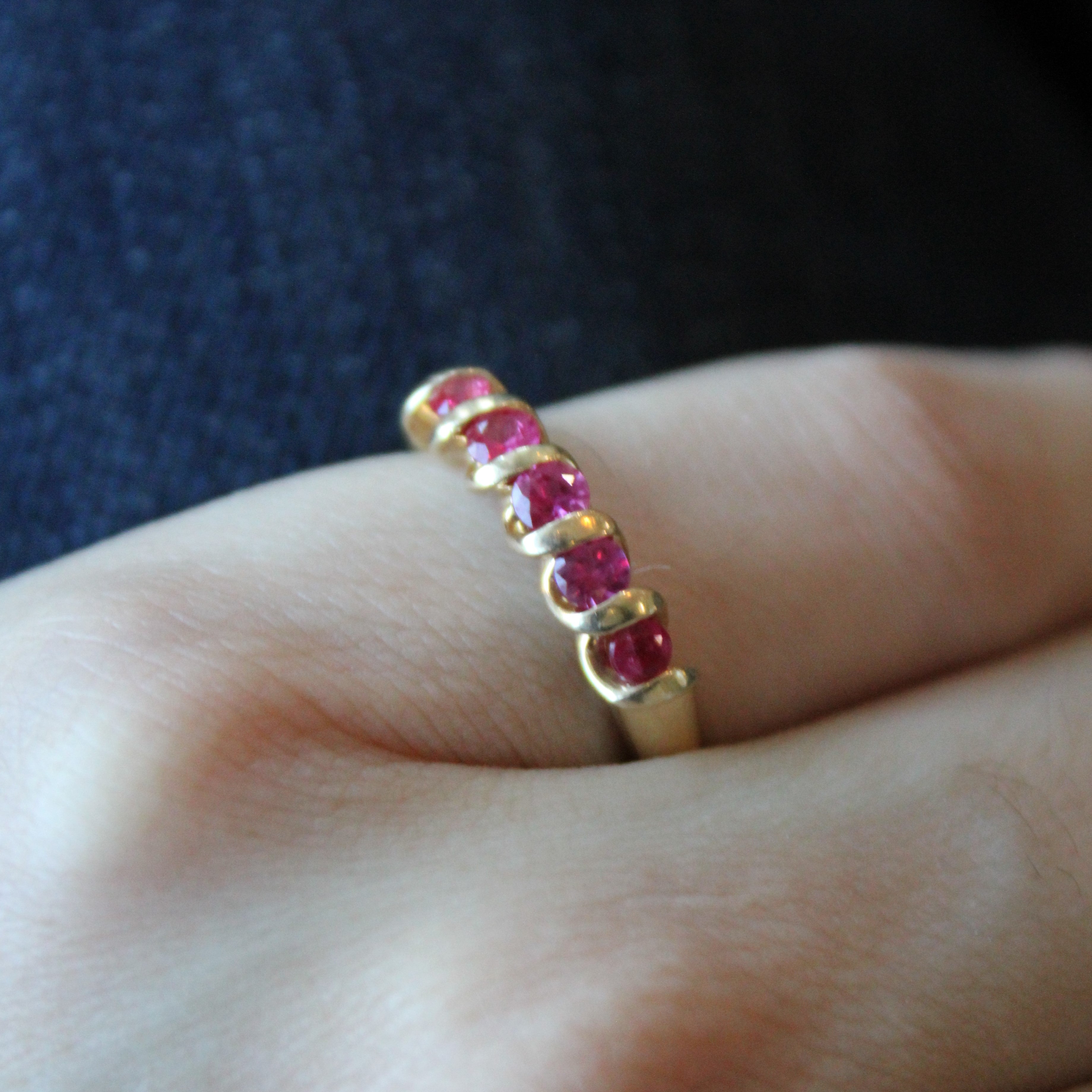 Bague cinq rubis synthétiques | 0,60 ct au total | Taille 6,5 |