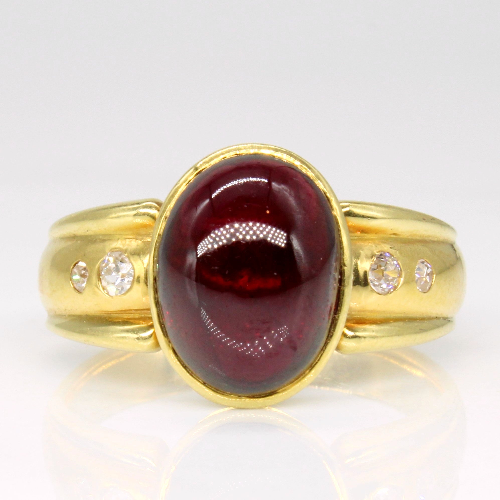 Bague en cabochon de grenat et diamants | 5,90 ct, 0,09 ct au total | Taille 9 |