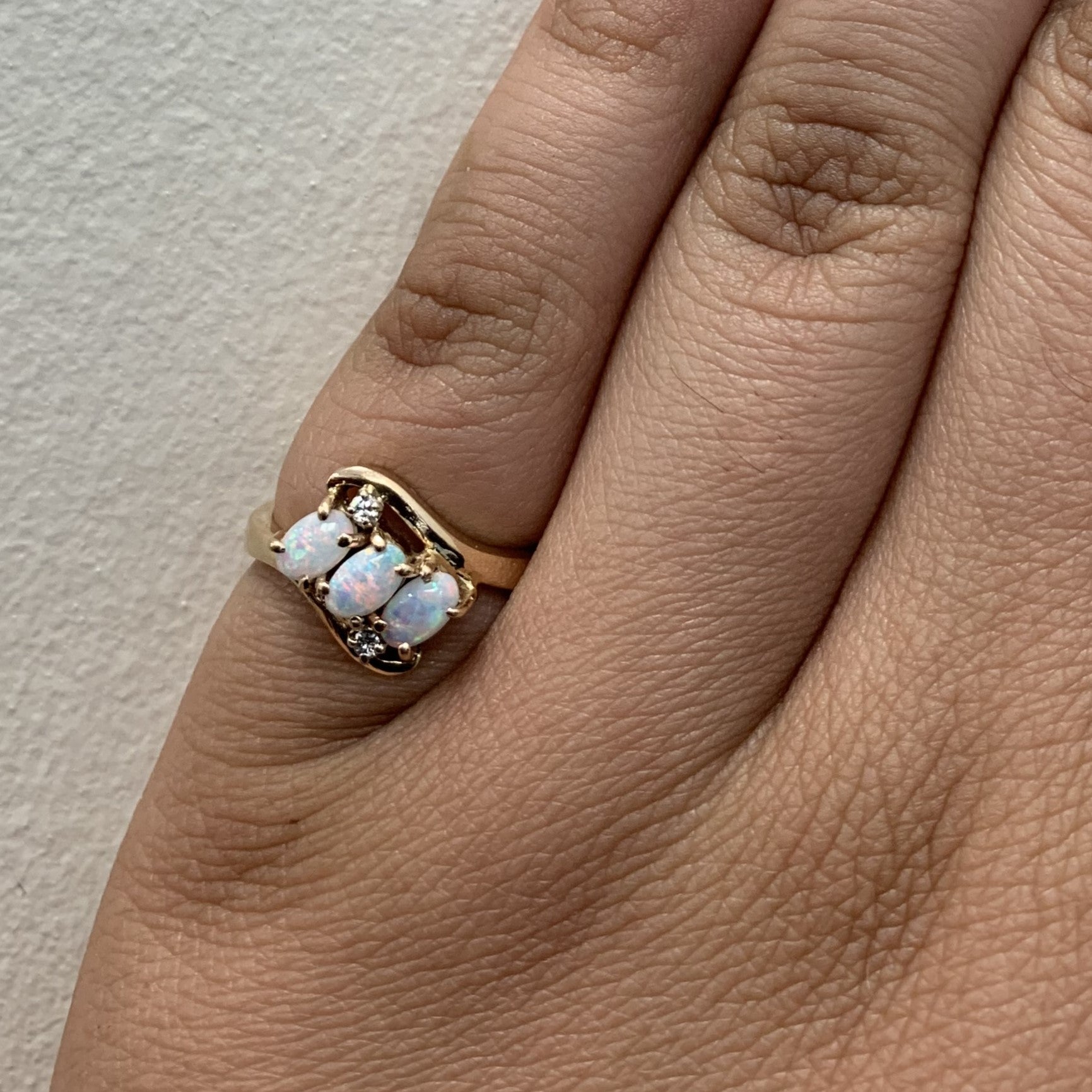 Bague trois pierres en opale et diamants (0,40 ct, 0,04 ct) | Taille 6 |
