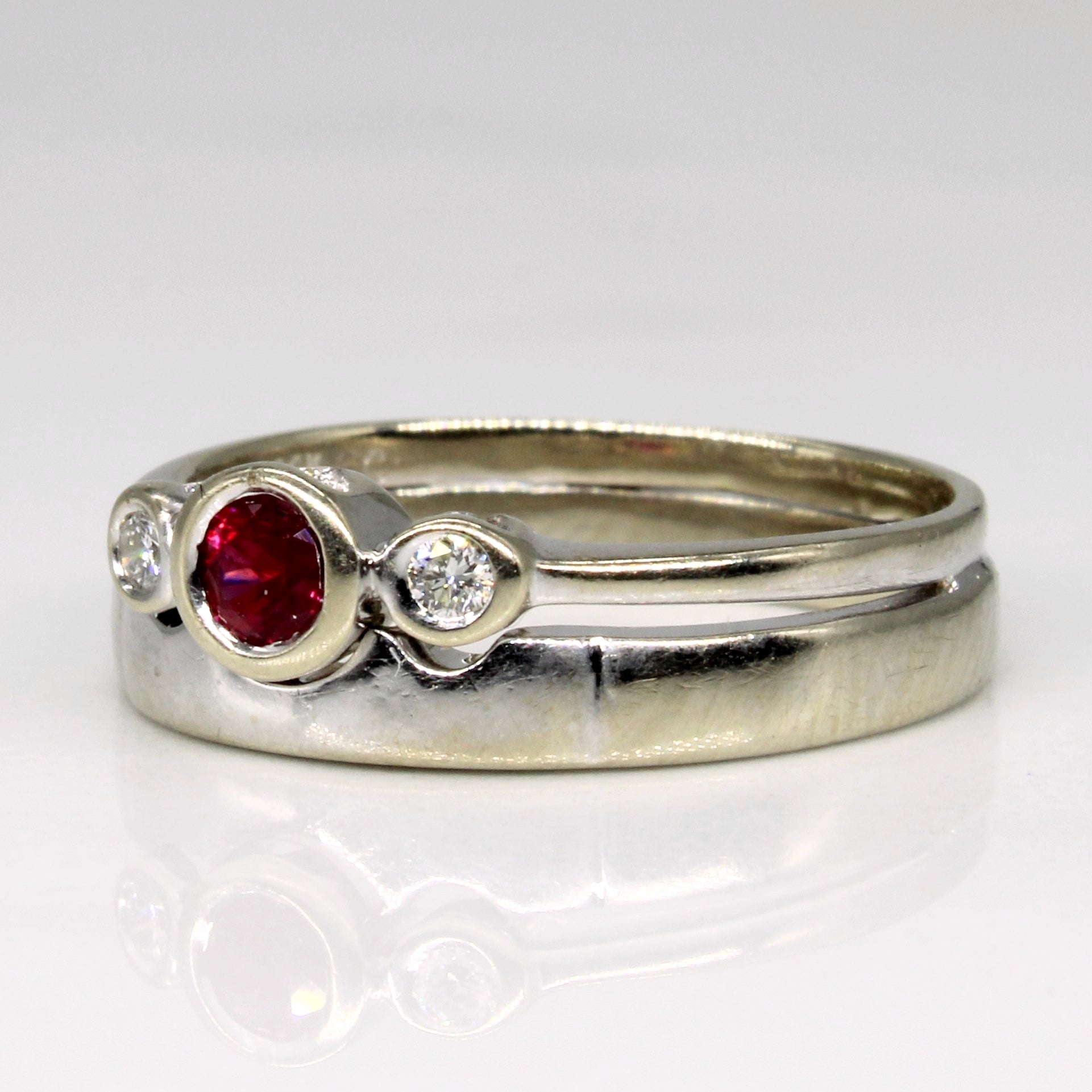 Alliance et bague de fiançailles sertie de rubis synthétiques et de diamants | 0,14 ct, 0,04 ct au total | Taille 5,25 |