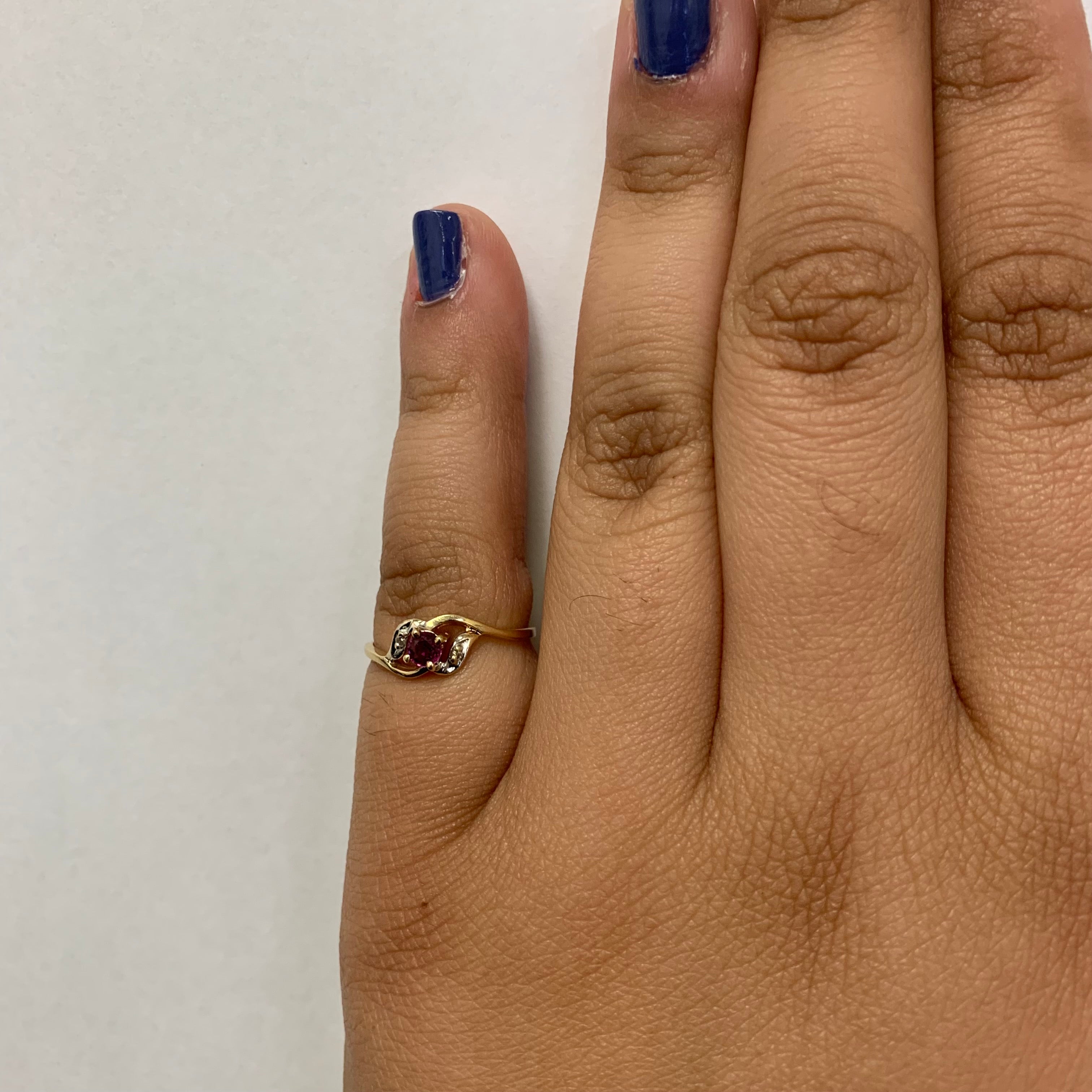 Bague contournée rubis et diamants | 0,18 ct, 0,01 ct au total | Taille 4,75 |