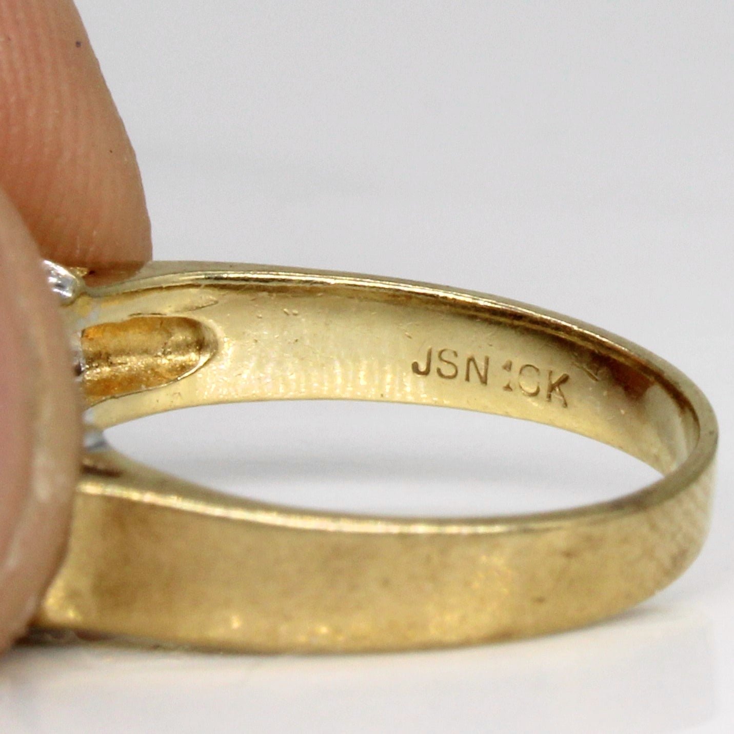 Bague saphir pointu et diamants | 0,27 ct, 0,09 ct | Taille 5,25 |