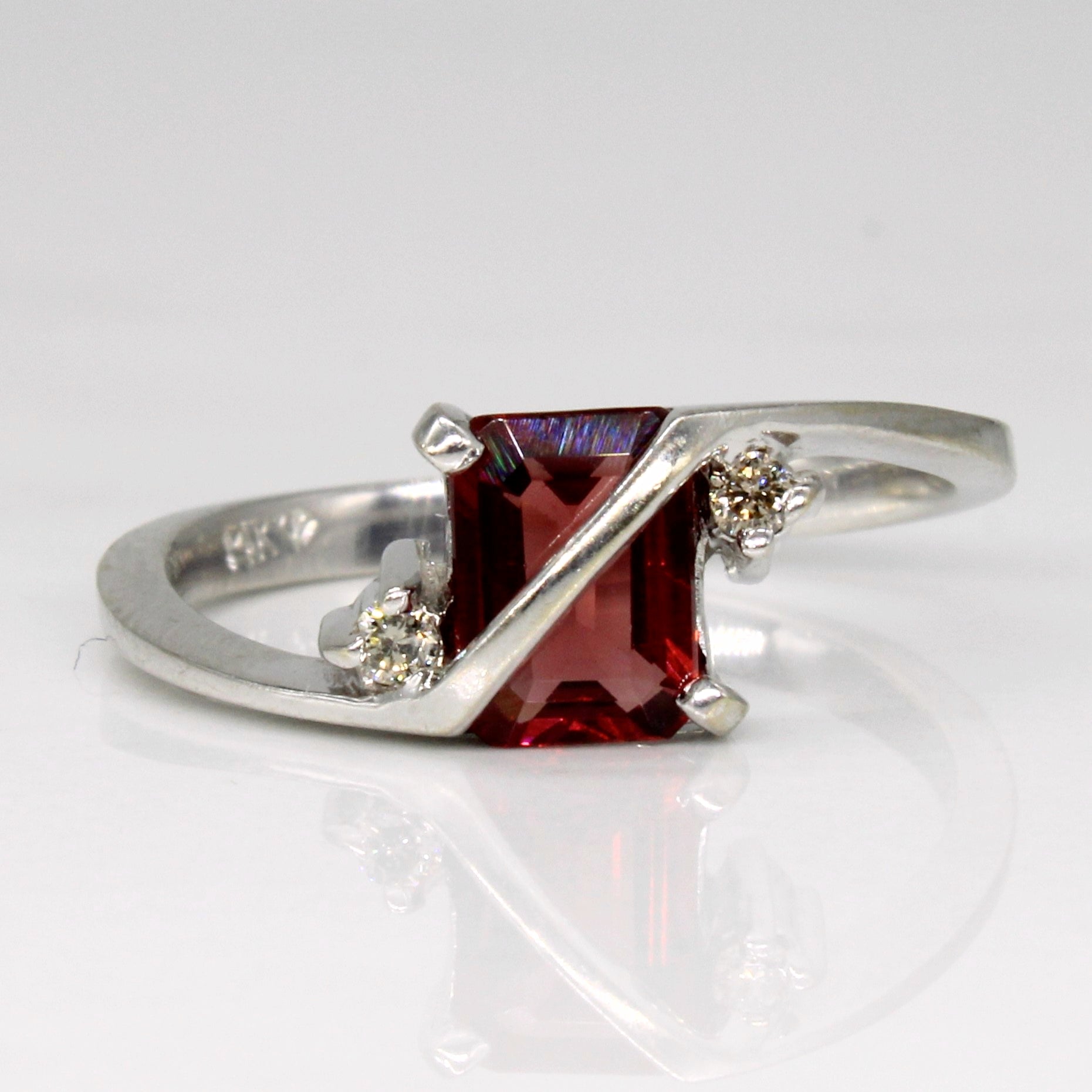 Bague unique en or plaqué, grenat et diamants | 1,05 ct, 0,04 ct au total | Taille 7,25 |