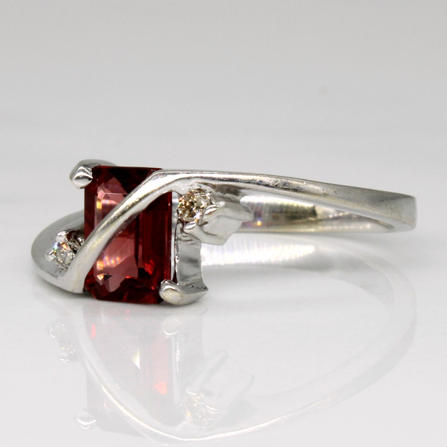 Bague unique en or plaqué, grenat et diamants | 1,05 ct, 0,04 ct au total | Taille 7,25 |