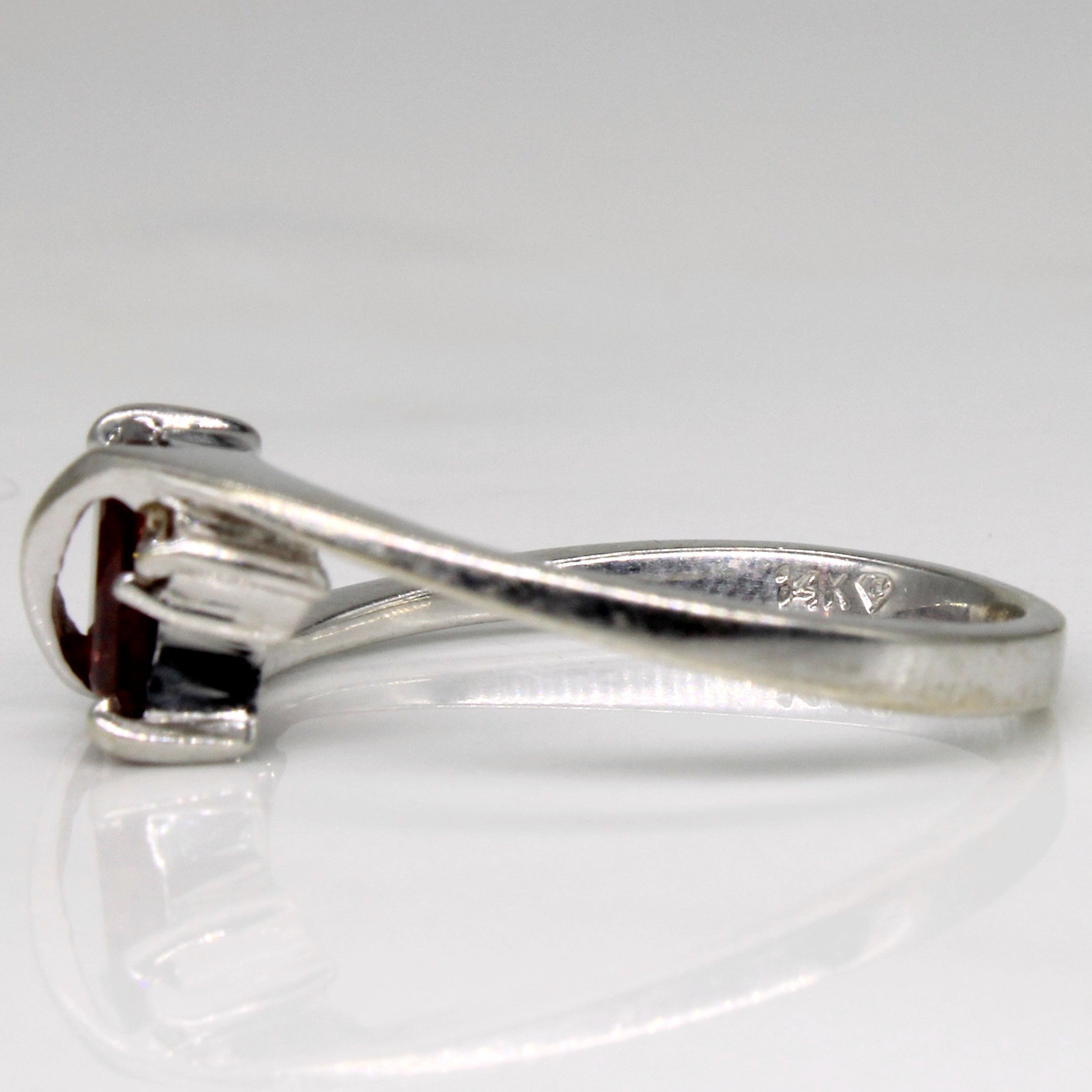 Bague unique en or plaqué, grenat et diamants | 1,05 ct, 0,04 ct au total | Taille 7,25 |
