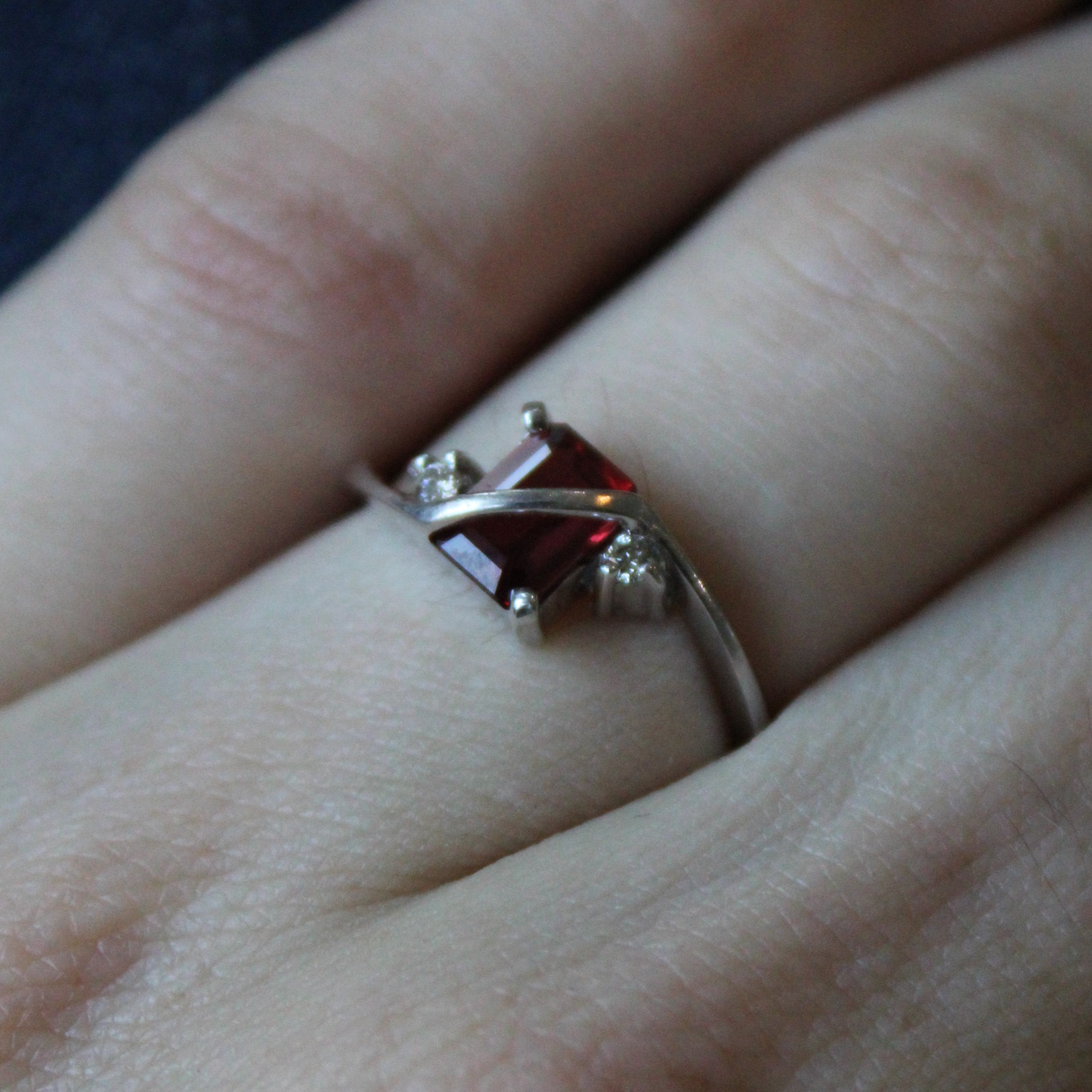 Bague unique en or plaqué, grenat et diamants | 1,05 ct, 0,04 ct au total | Taille 7,25 |