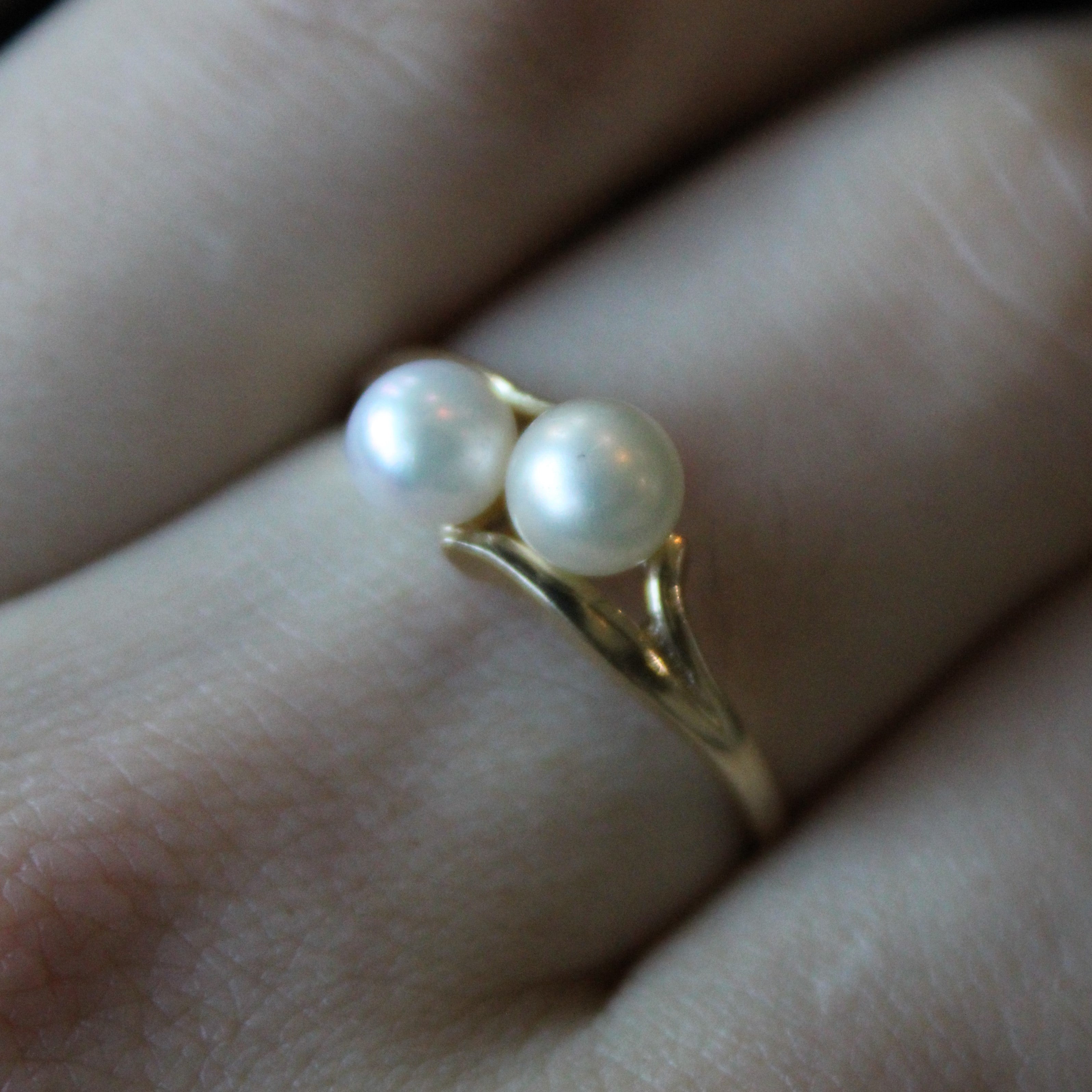 White & Cream Pearl Bypass Ring | SZ 10 |