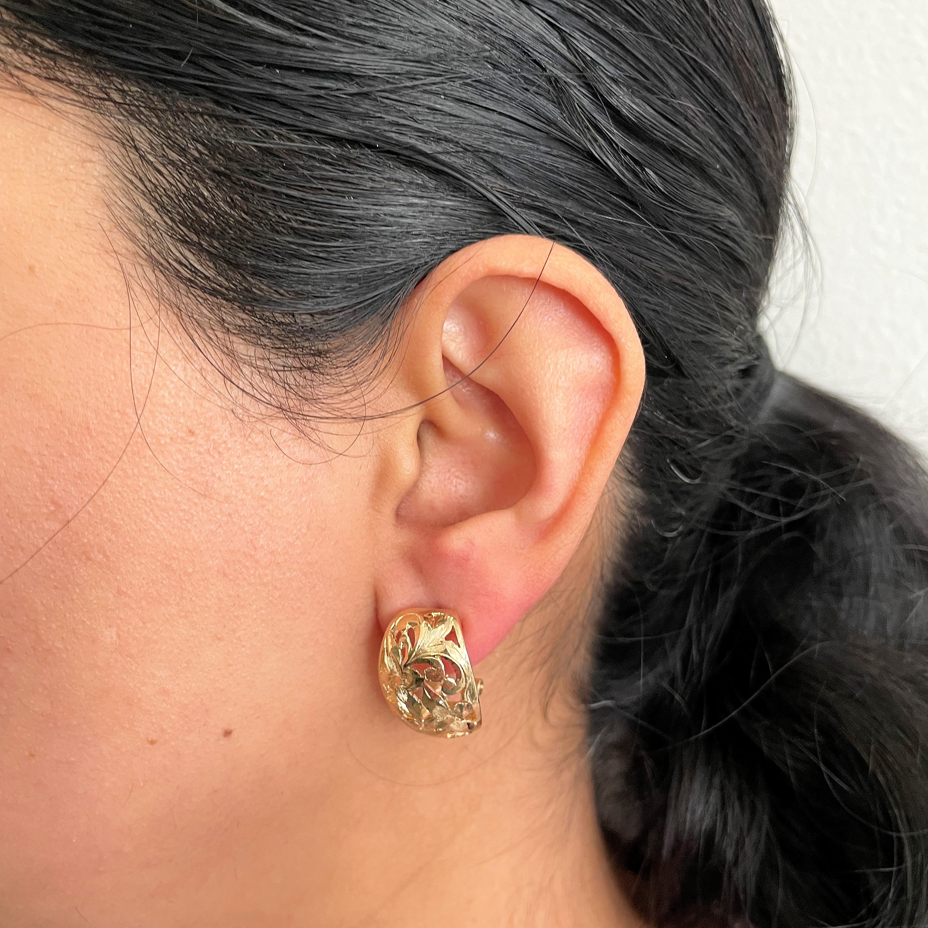 Floral Filigree Huggie Earrings |