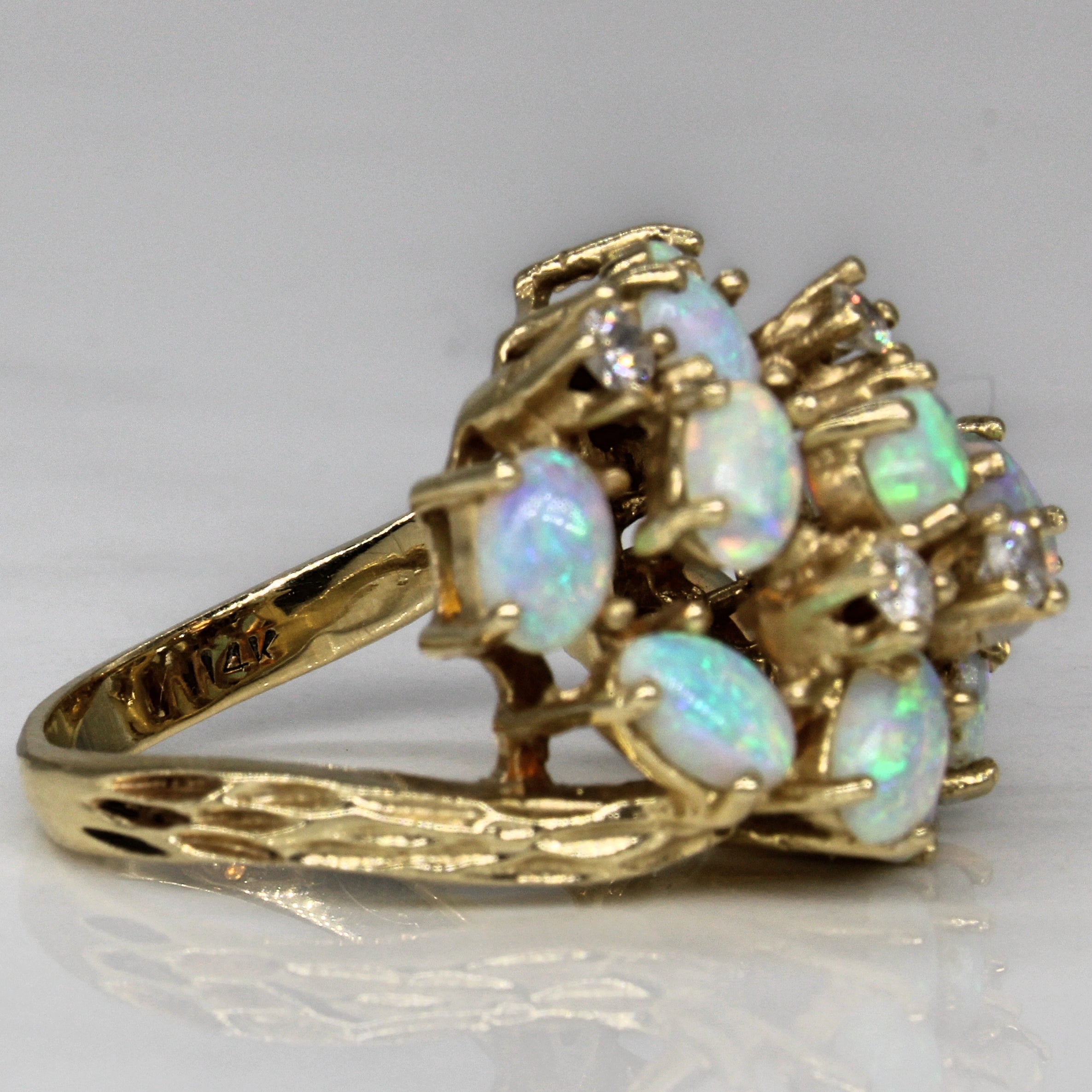 Bague sertie haut en opale et diamants | 2,30 ct, 0,23 ct | Taille 5 |