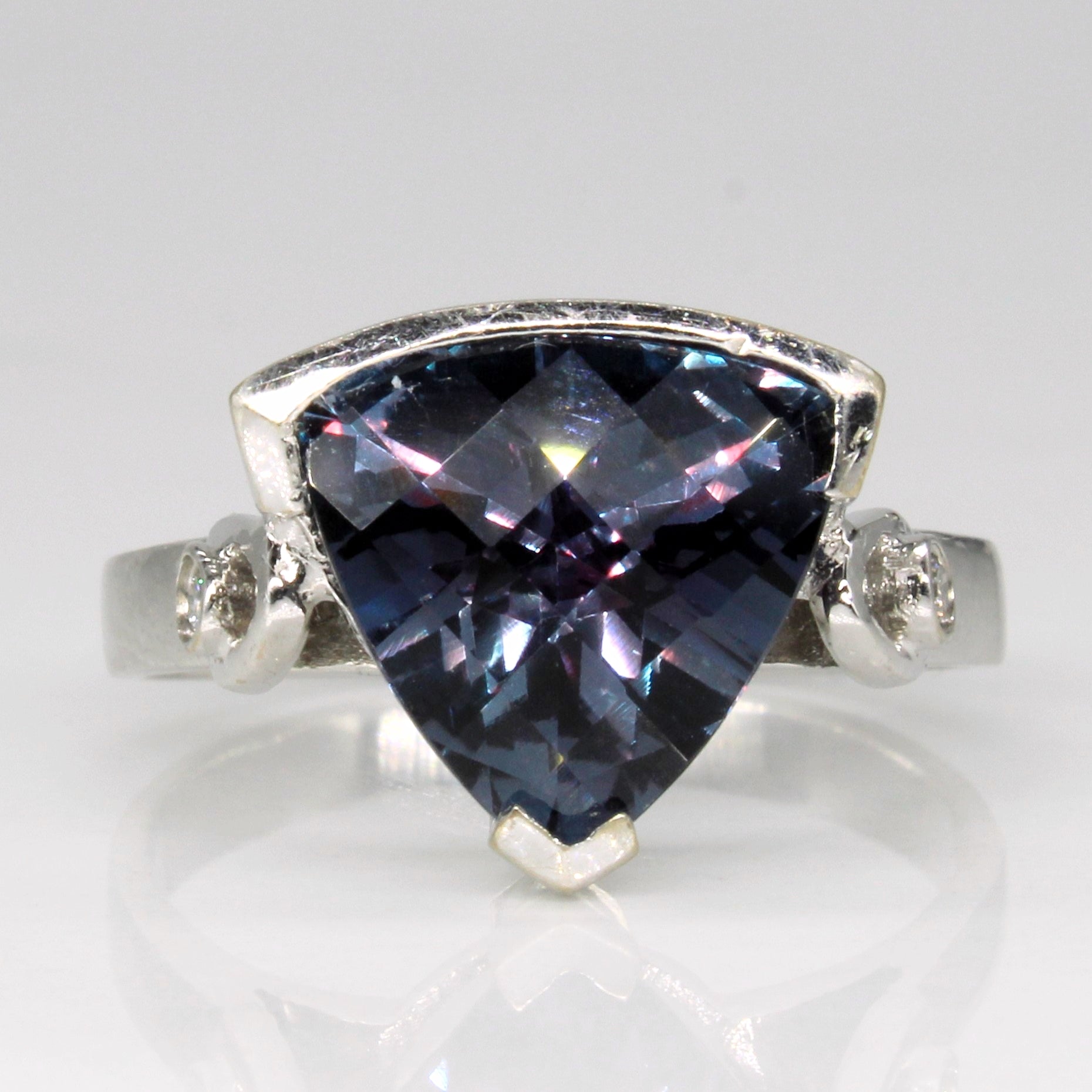Bague en saphir synthétique à changement de couleur et diamants | 5,00 ct, 0,04 ct au total | Taille 8,75 |