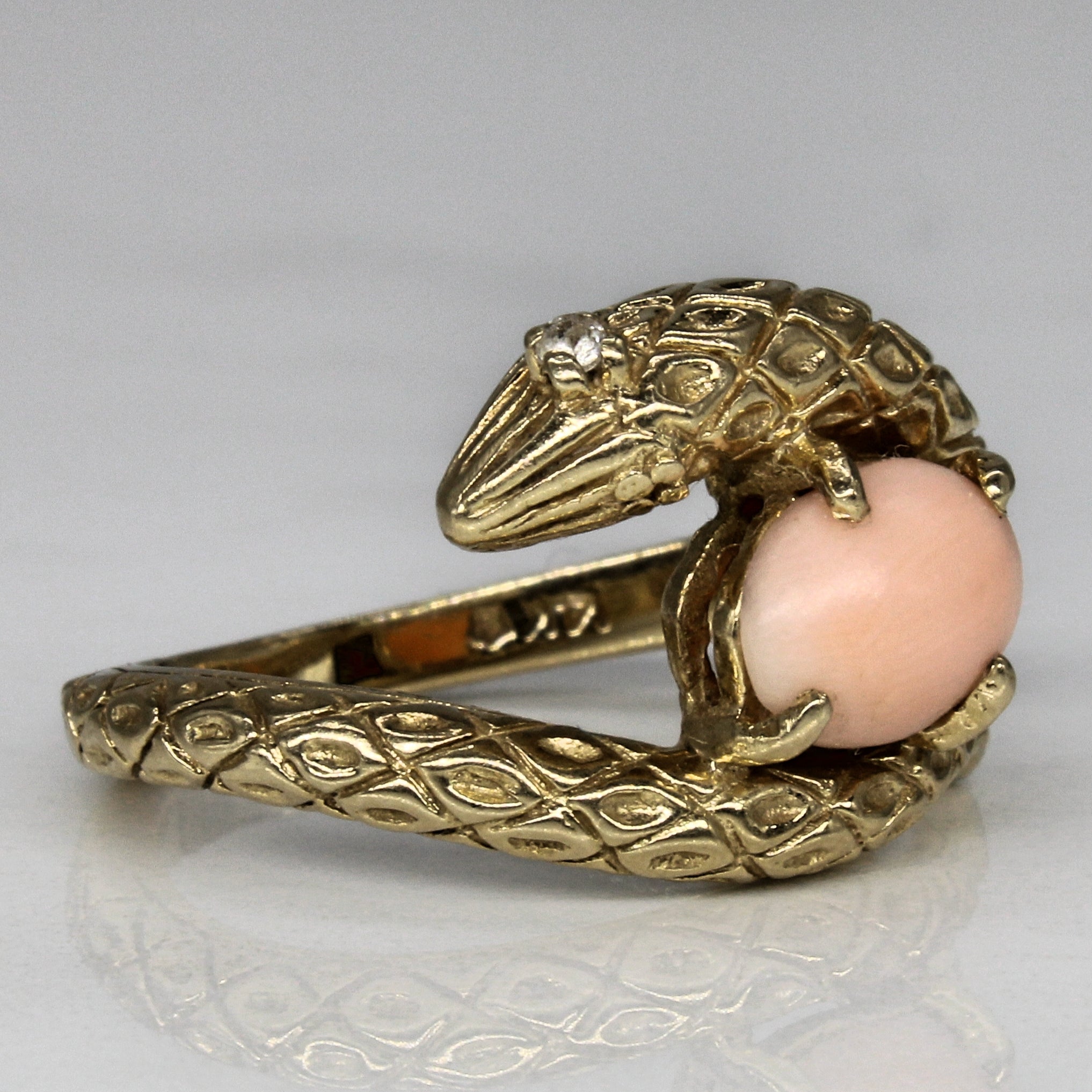 Bague serpent en corail et saphir | 0,90 ct, 0,02 ct | Taille 6,5 |