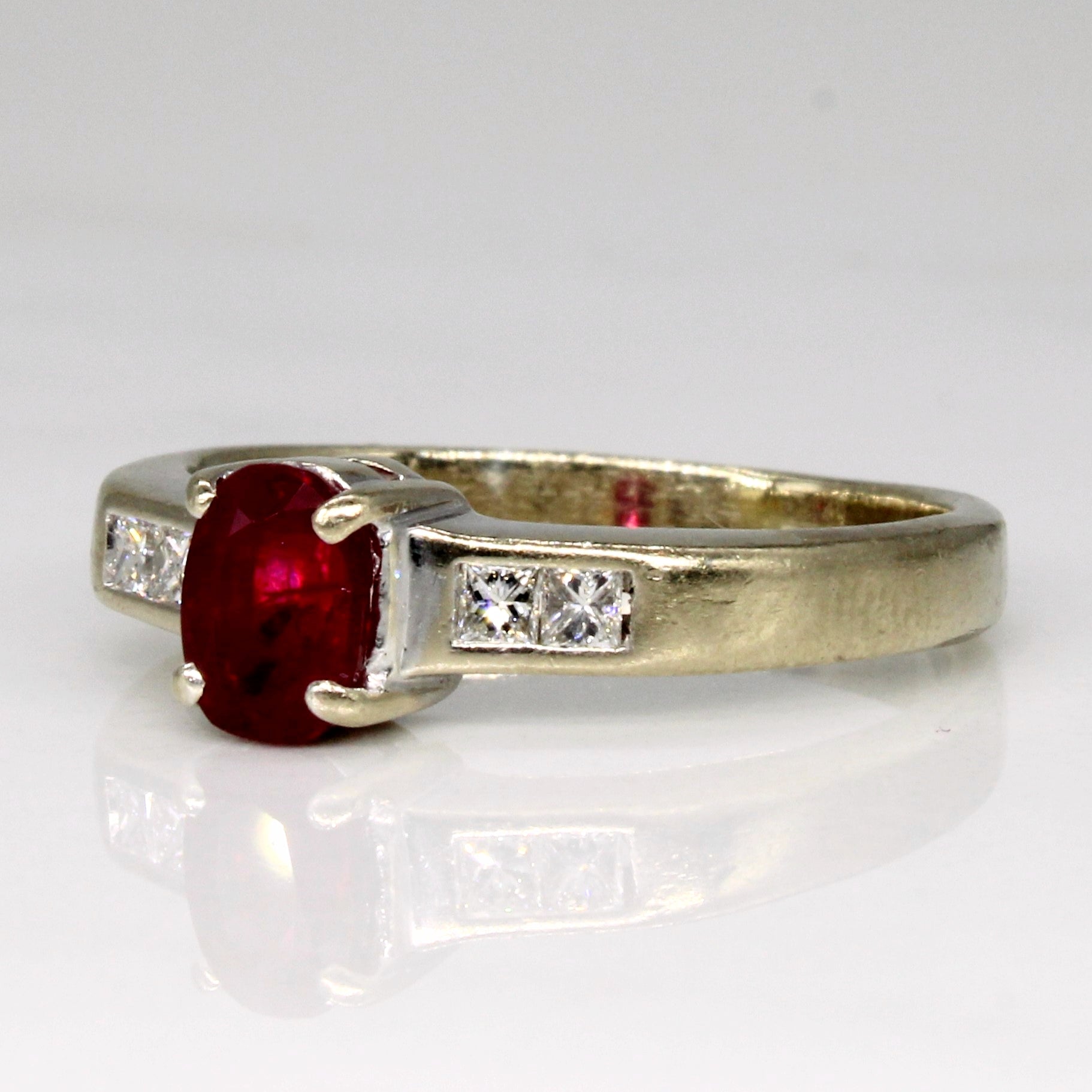 Bague de fiançailles en rubis synthétique et diamants | 0,70 ct, 0,10 ct au total | Taille 6 |