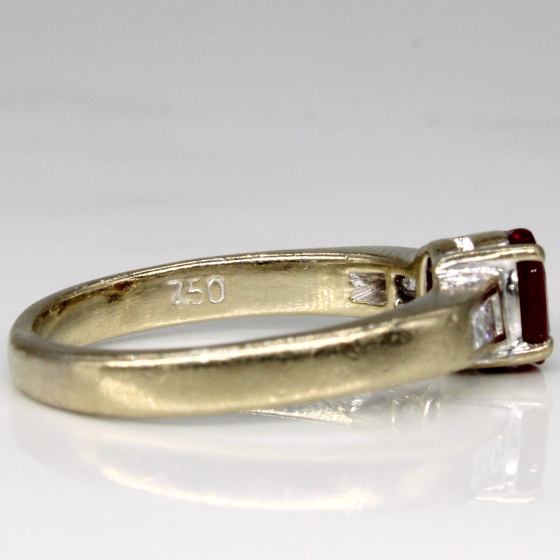 Bague de fiançailles en rubis synthétique et diamants | 0,70 ct, 0,10 ct au total | Taille 6 |