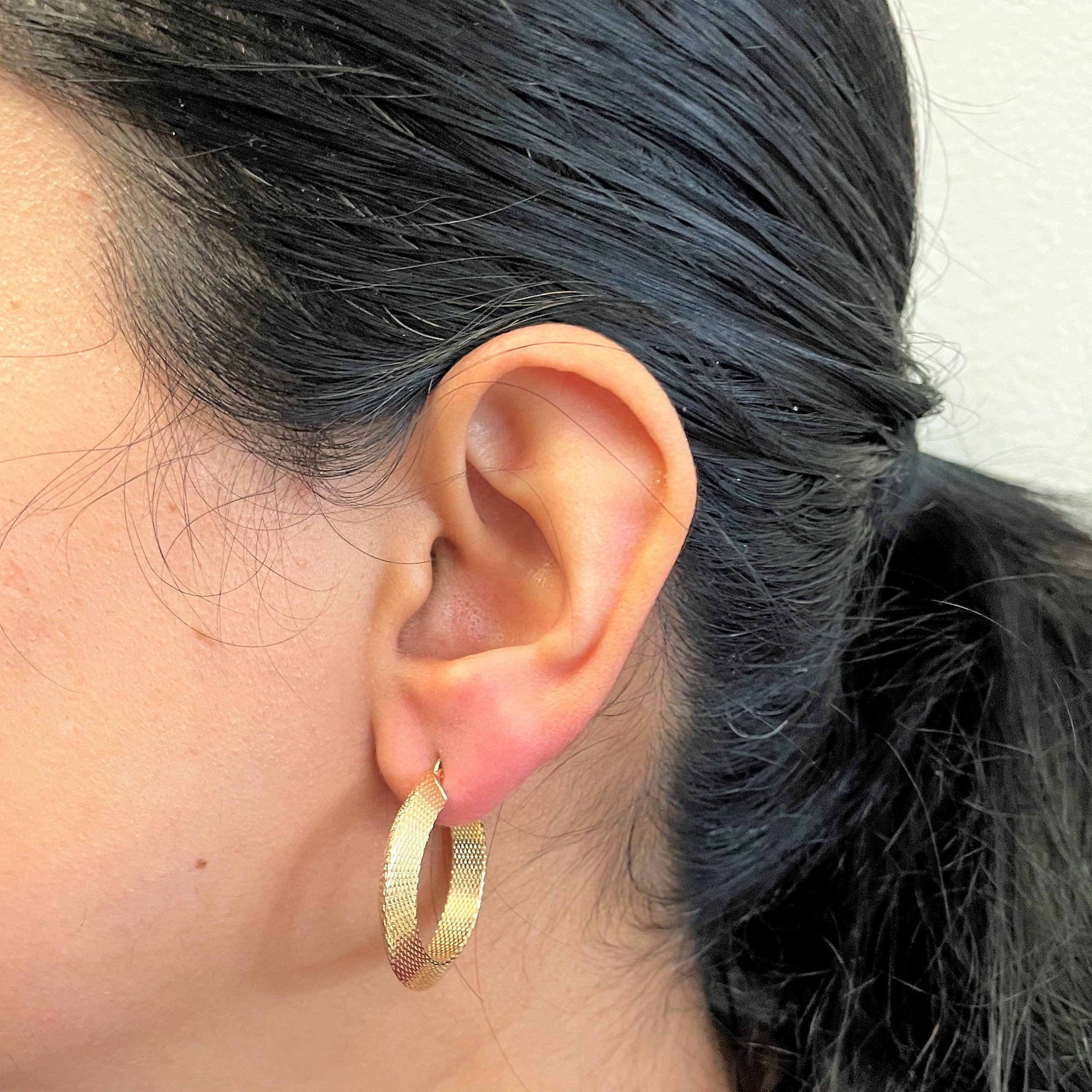 Boucles d'oreilles créoles texturées en or |