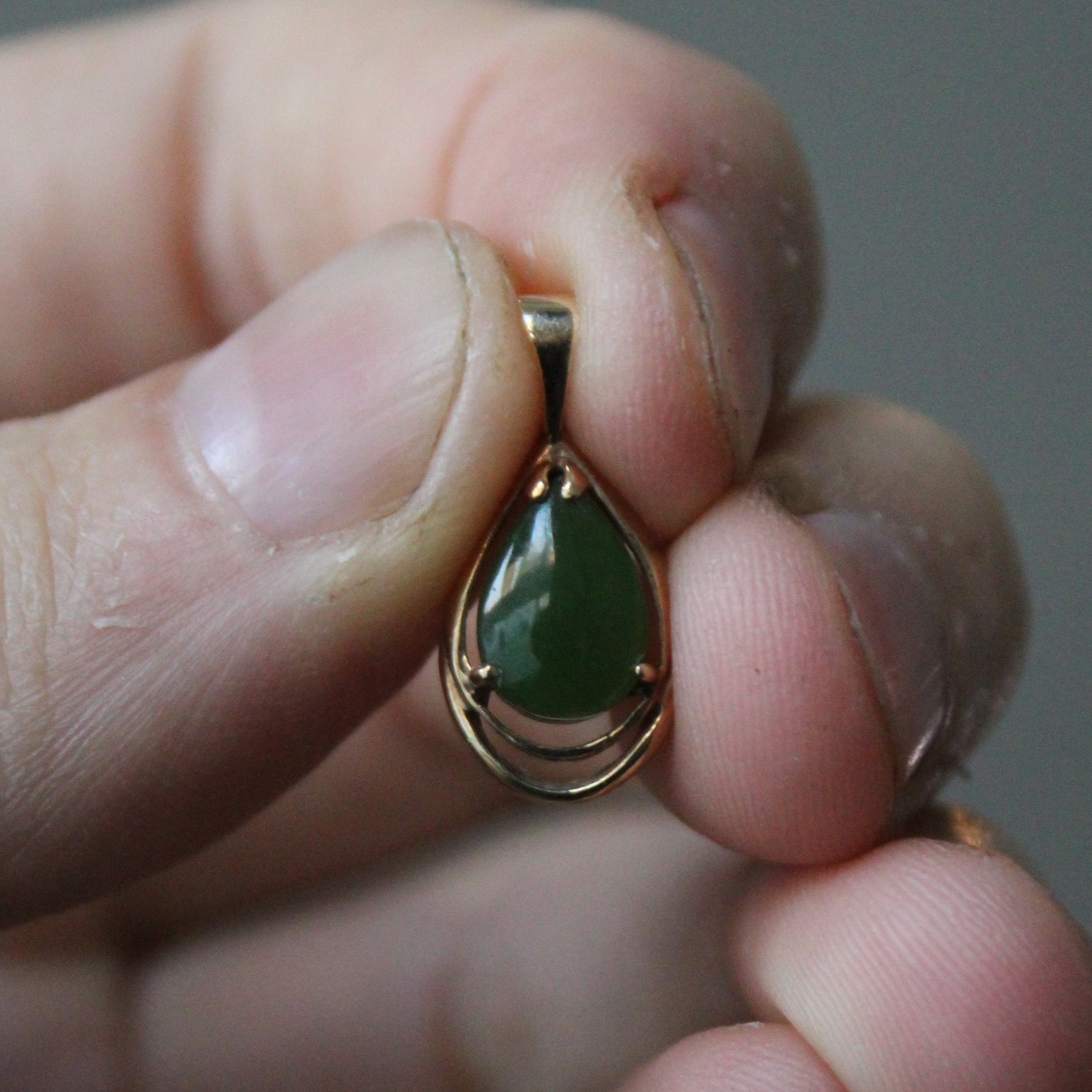 Pendentif en serpentine cabochon poire | 0,95 ct |