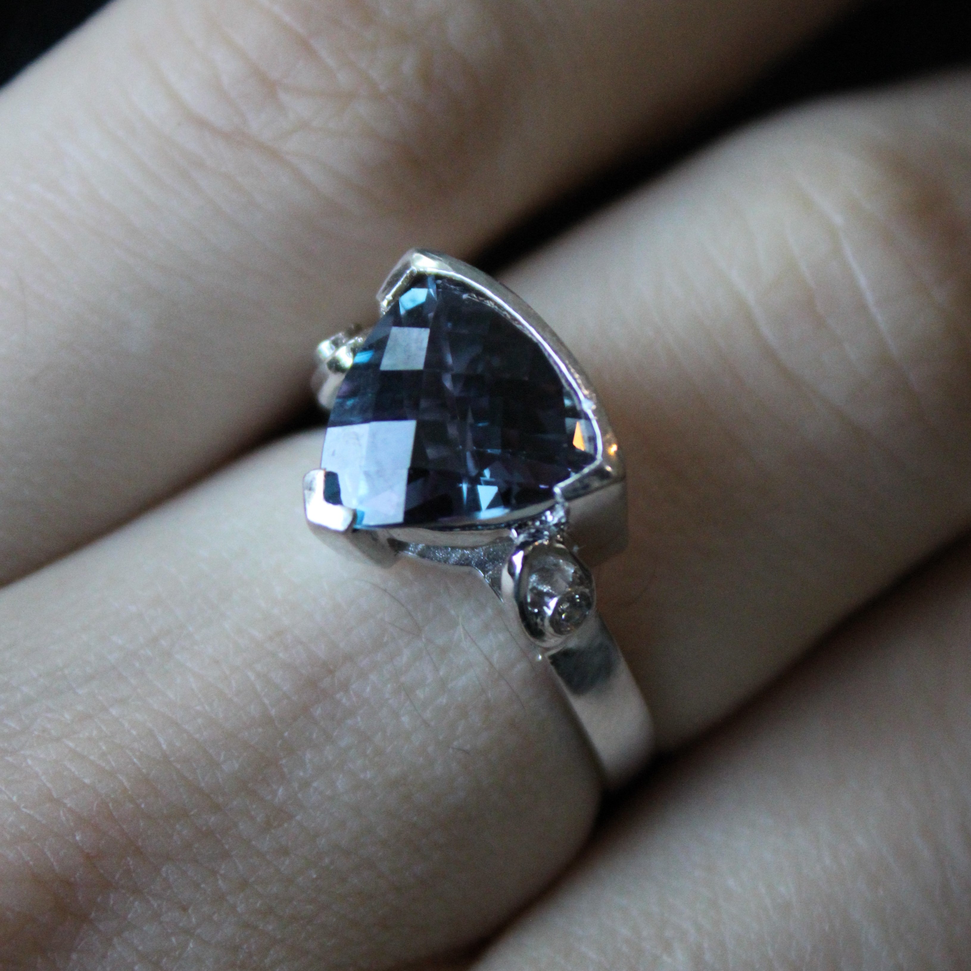 Bague en saphir synthétique à changement de couleur et diamants | 5,00 ct, 0,04 ct au total | Taille 8,75 |