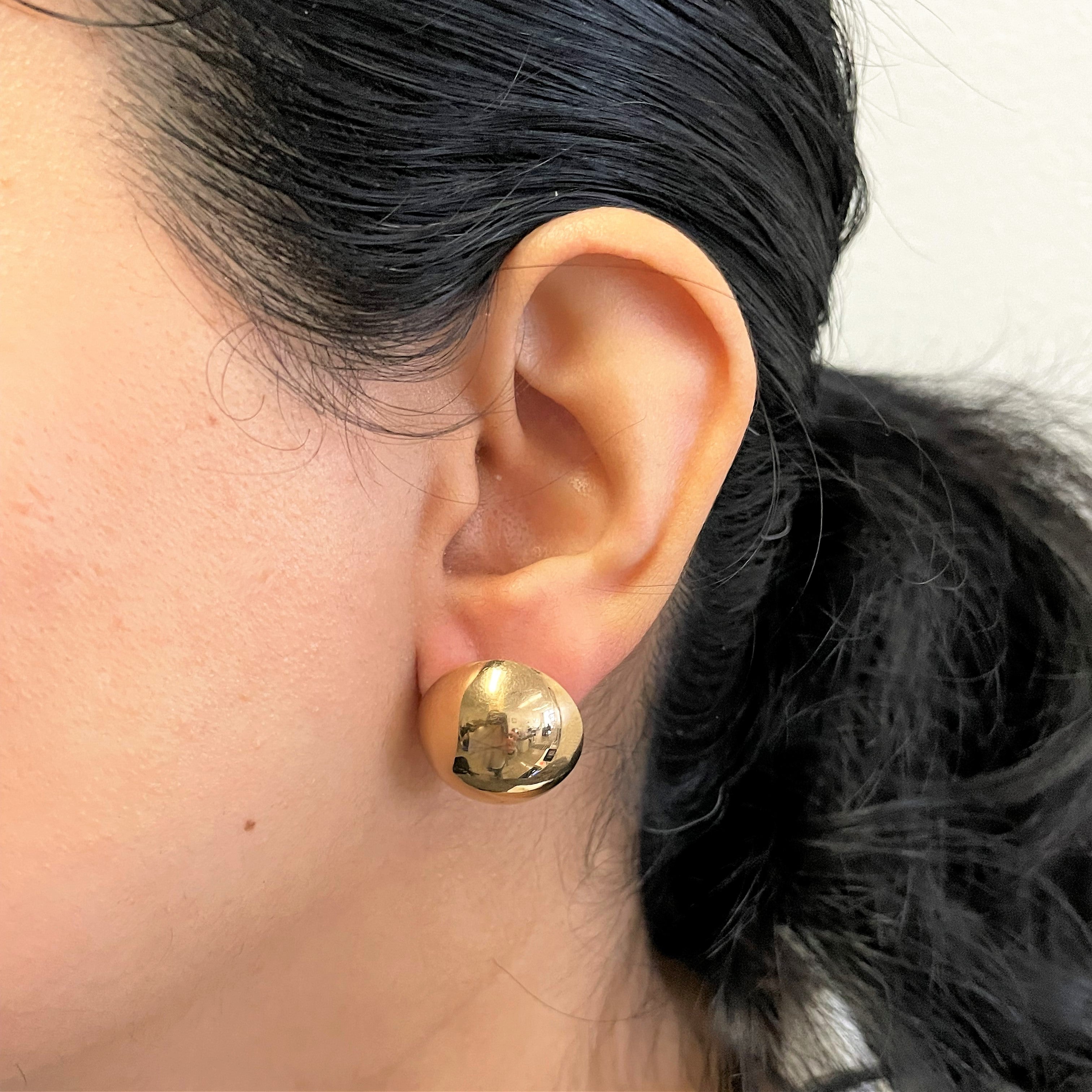 Boucles d'oreilles à clip en forme de dôme doré |
