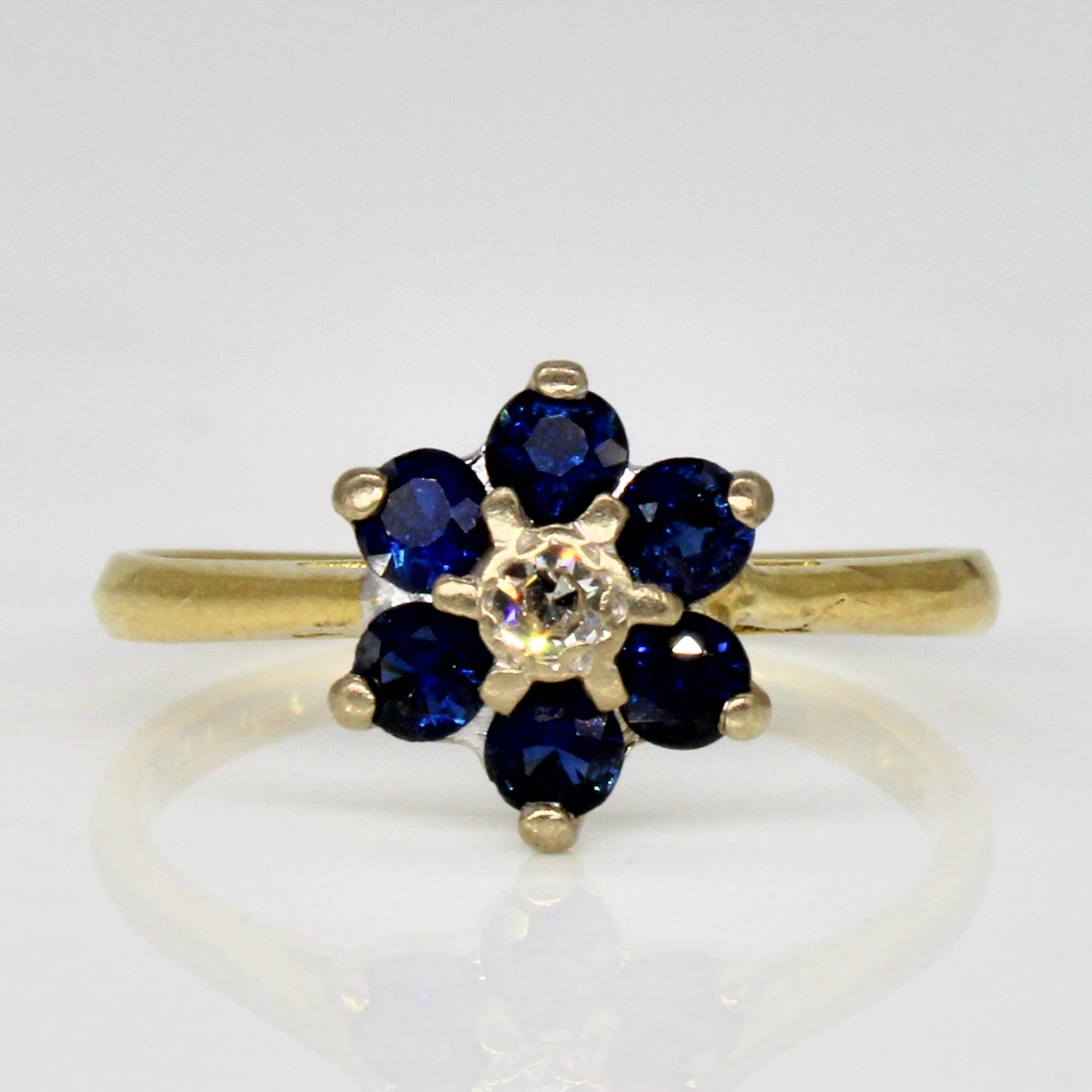 1966 London Hallmarked 18k Sapphire & Diamond Daisy Ring | 0.60ctw, 0.05ct | SZ 5.5 |