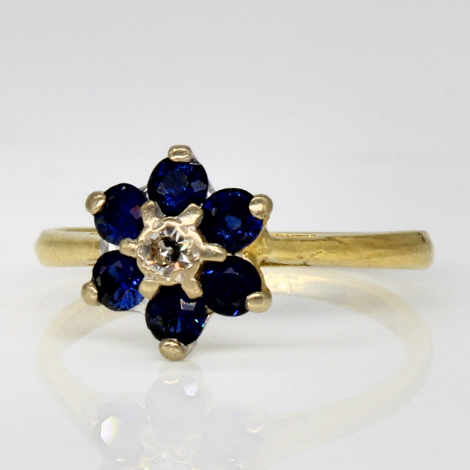 1966 London Hallmarked 18k Sapphire & Diamond Daisy Ring | 0.60ctw, 0.05ct | SZ 5.5 |