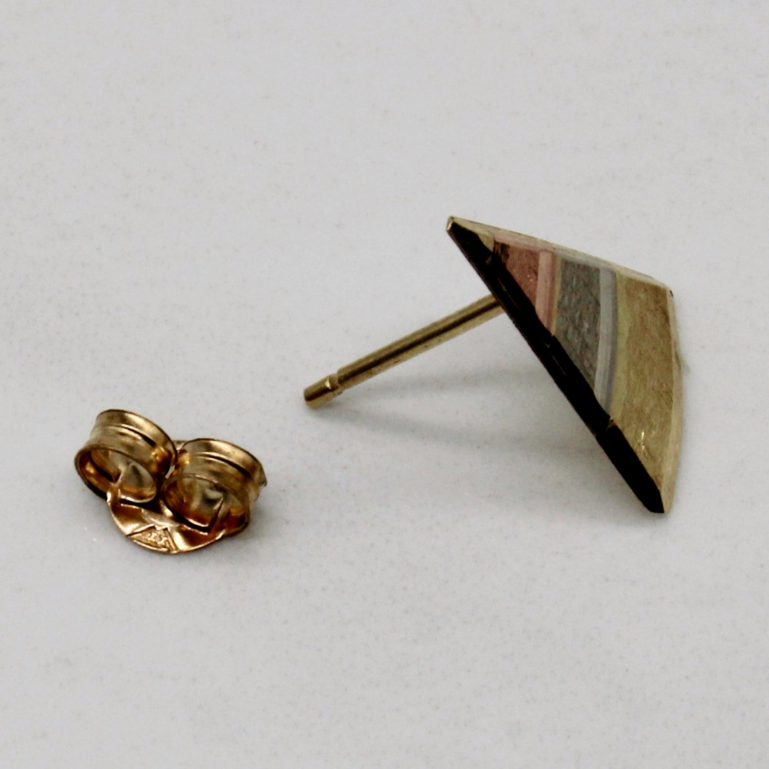 Boucles d'oreilles triangulaires dorées tricolores |