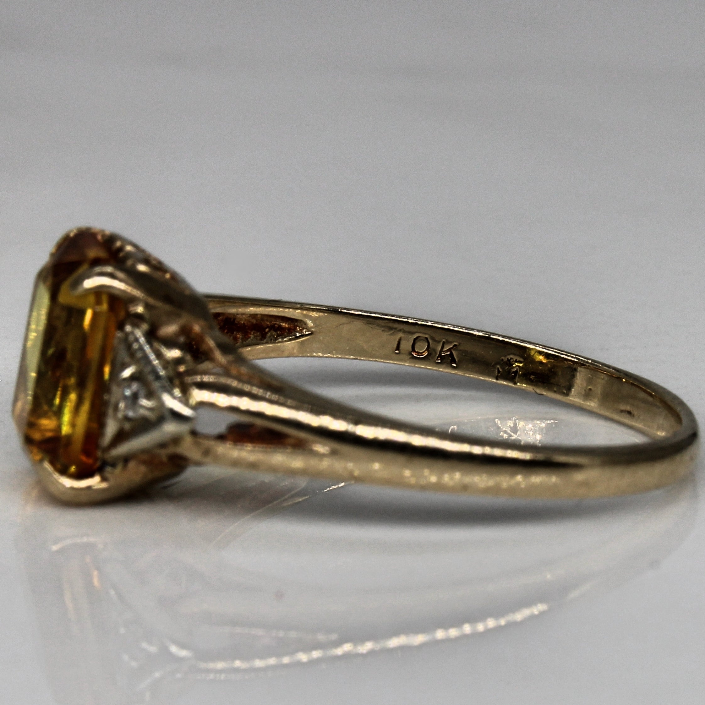 Bague en saphir jaune synthétique et diamants | 2,02 ct, 0,01 ct au total | Taille 6,5 |
