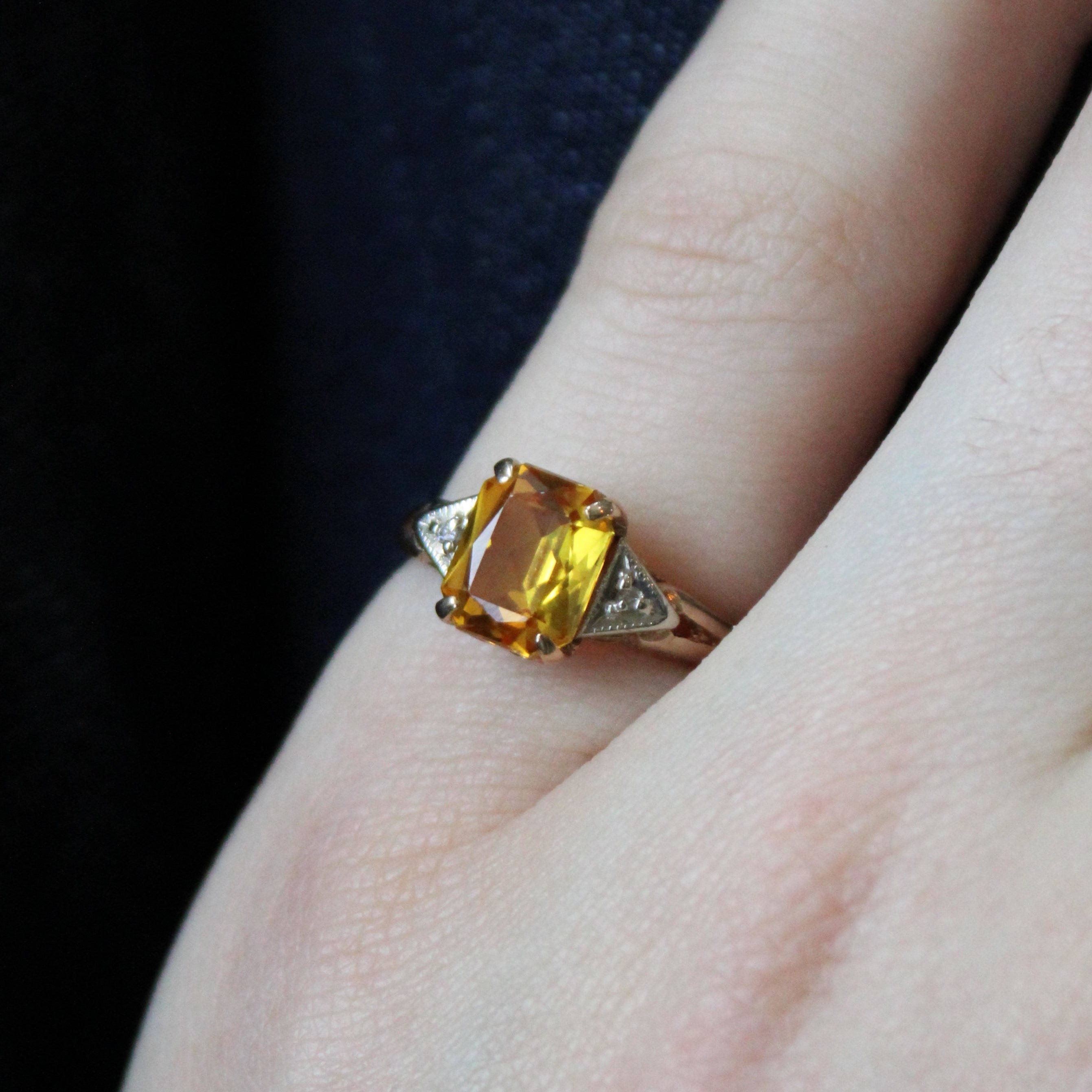 Bague en saphir jaune synthétique et diamants | 2,02 ct, 0,01 ct au total | Taille 6,5 |