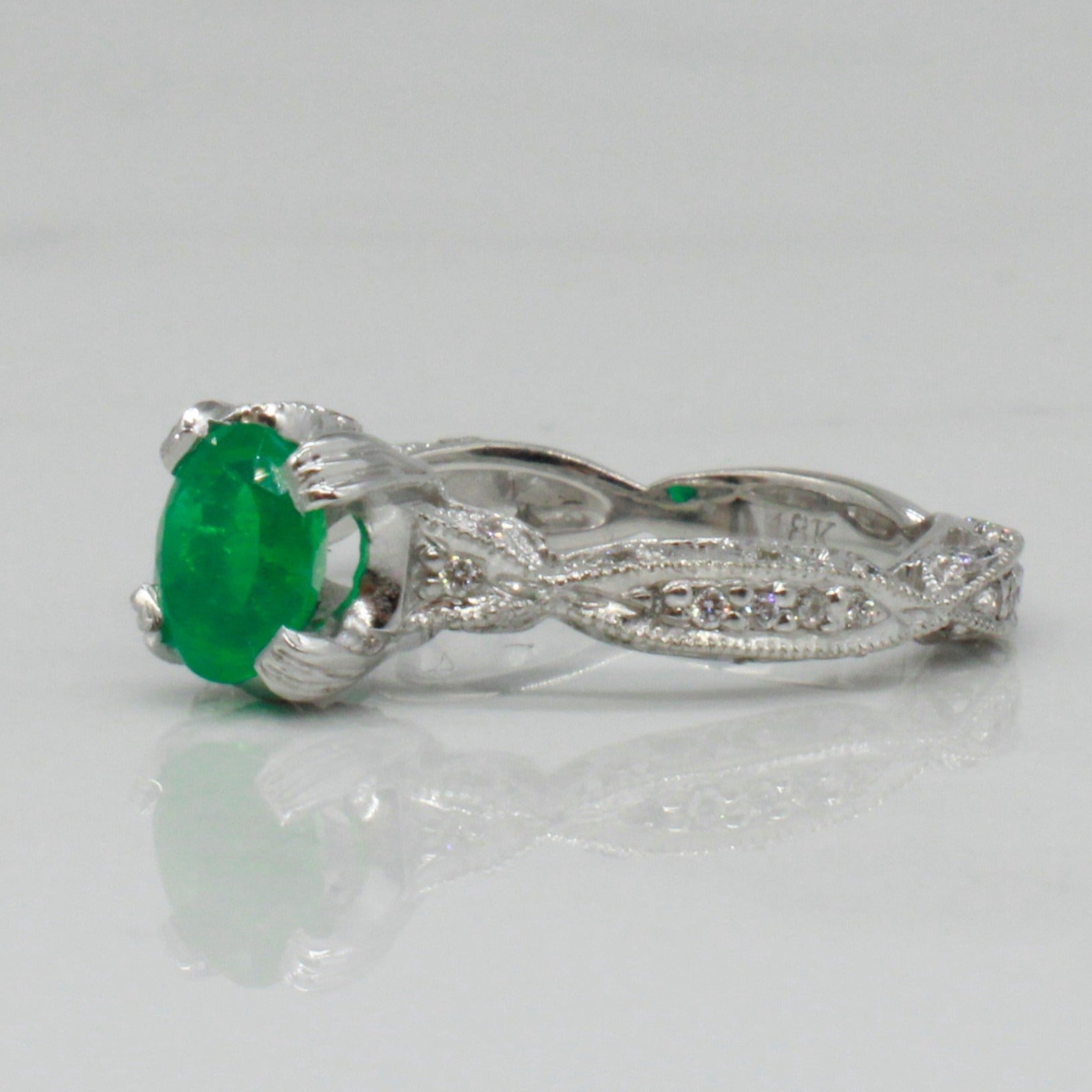 Bague de fiançailles en émeraude et diamants sertis millegrain | 0,77 ct, 0,28 ct au total | Taille 6 |