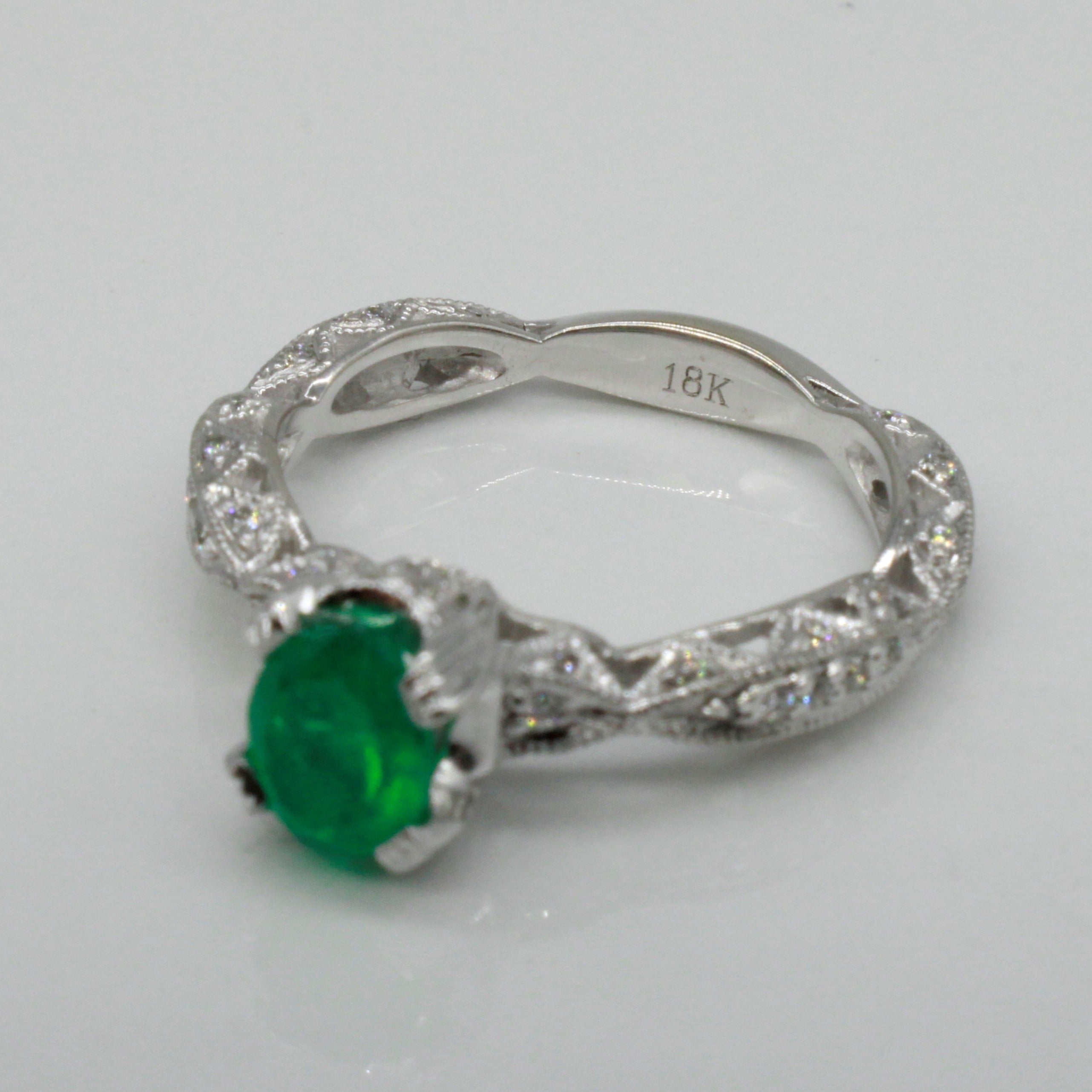 Bague de fiançailles en émeraude et diamants sertis millegrain | 0,77 ct, 0,28 ct au total | Taille 6 |