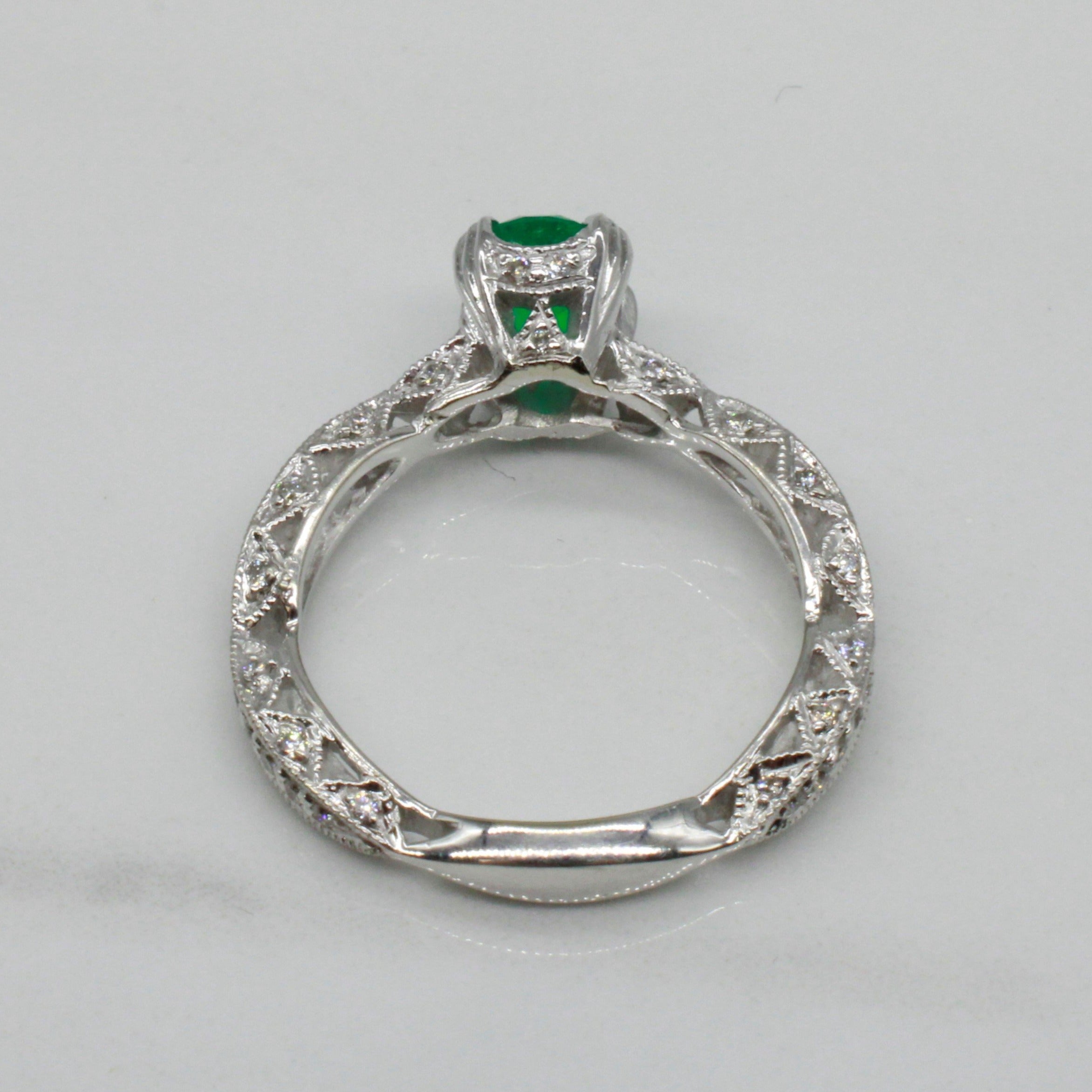 Bague de fiançailles en émeraude et diamants sertis millegrain | 0,77 ct, 0,28 ct au total | Taille 6 |