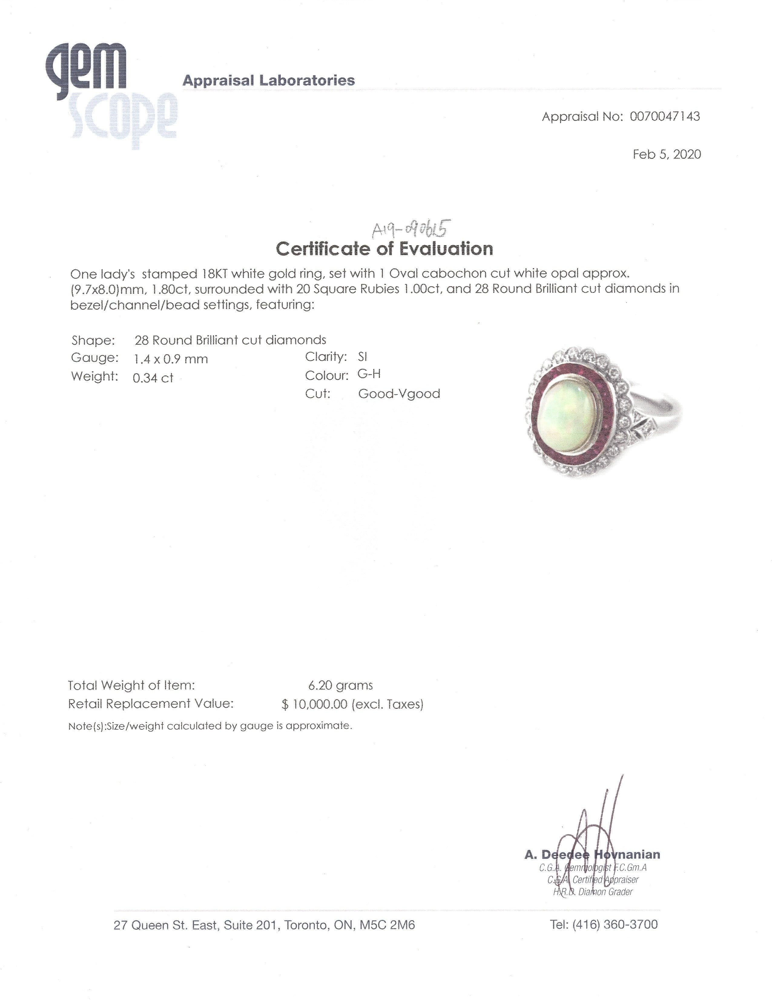 Bague en or blanc 18 carats, opale blanche, rubis et diamants | 1,80 ct, 1,0 ct au total, 0,34 ct au total | Taille 6,5 | 