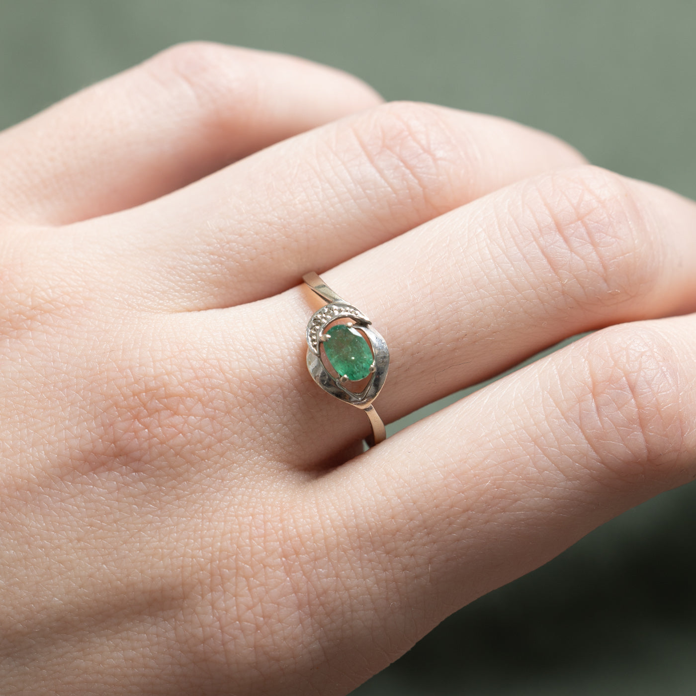 Emerald & Clear Sapphire Ring | 0.40ct, 0.01ctw | SZ 7.5