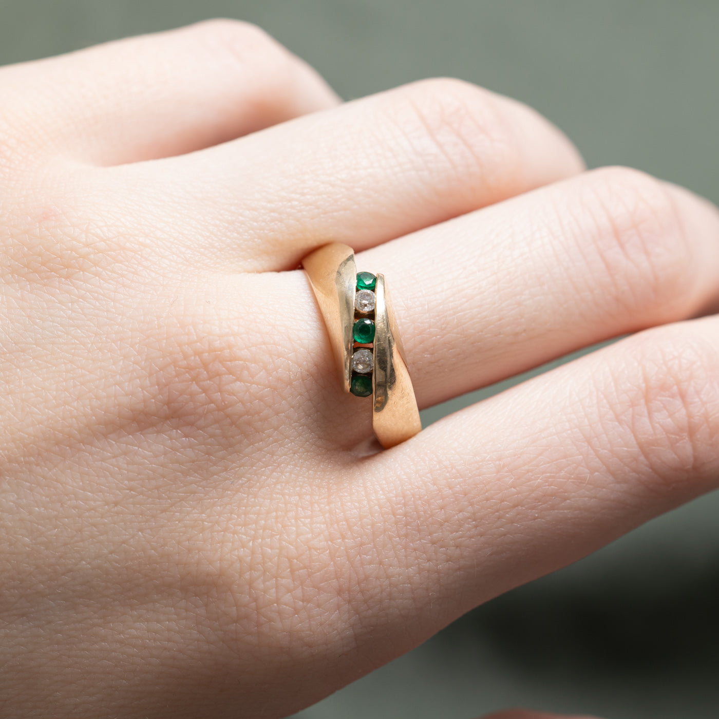 Bague sertie tension d'émeraudes et de diamants | 0,08 ct au total, 0,08 ct au total | Taille 9,5