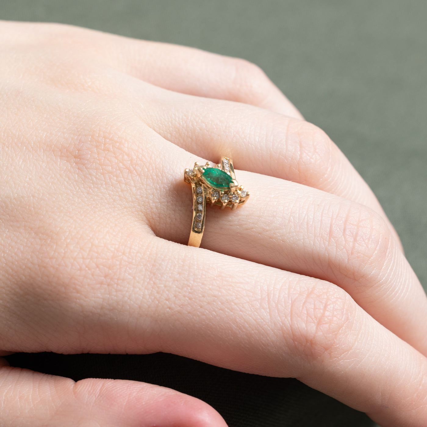 Bague sertie d'émeraudes et de diamants | 0,30 ct, 0,16 ct au total | Taille 7,25