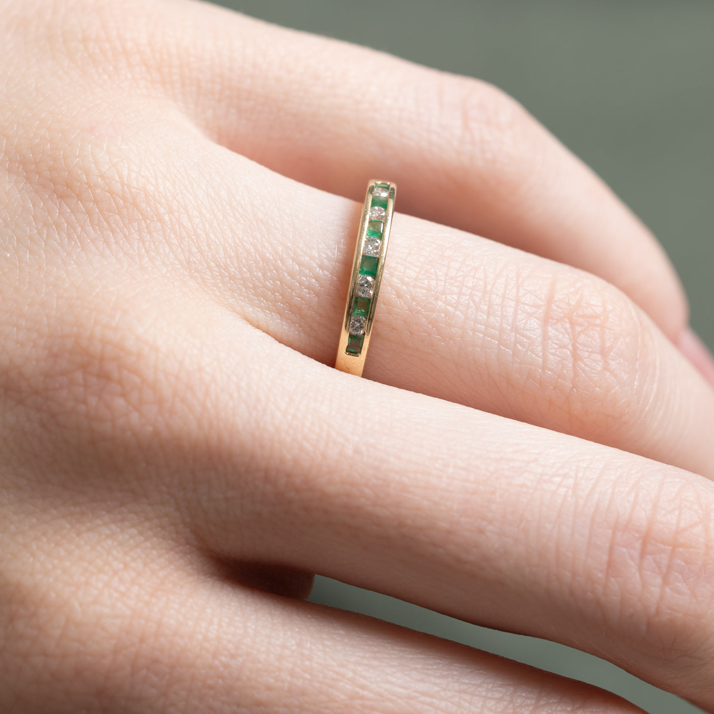 Alliance demi-éternité en émeraudes et diamants | 0,10 ct x 0,10 ct | Taille 6