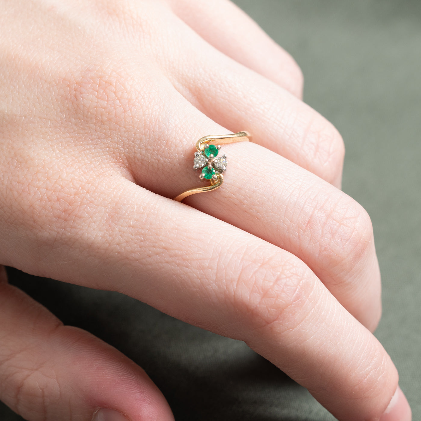 Bague croisée émeraude et diamants | 0,07 ct x 0,07 ct | Taille 7,5