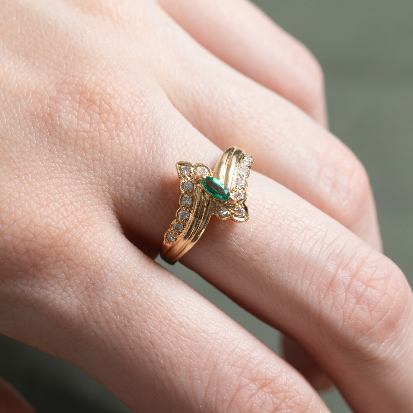 Bague sertie d'émeraudes et de diamants | 0,10 ct, 0,12 ct au total | Taille 6,25