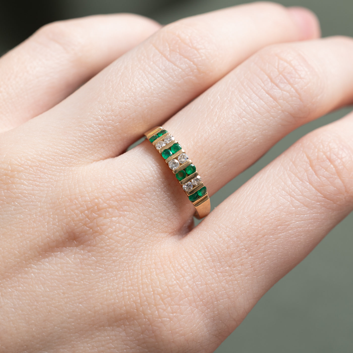 Bague multi-rangs d'émeraudes et de diamants | 0,24 ct, 0,20 ct | Taille 8,25