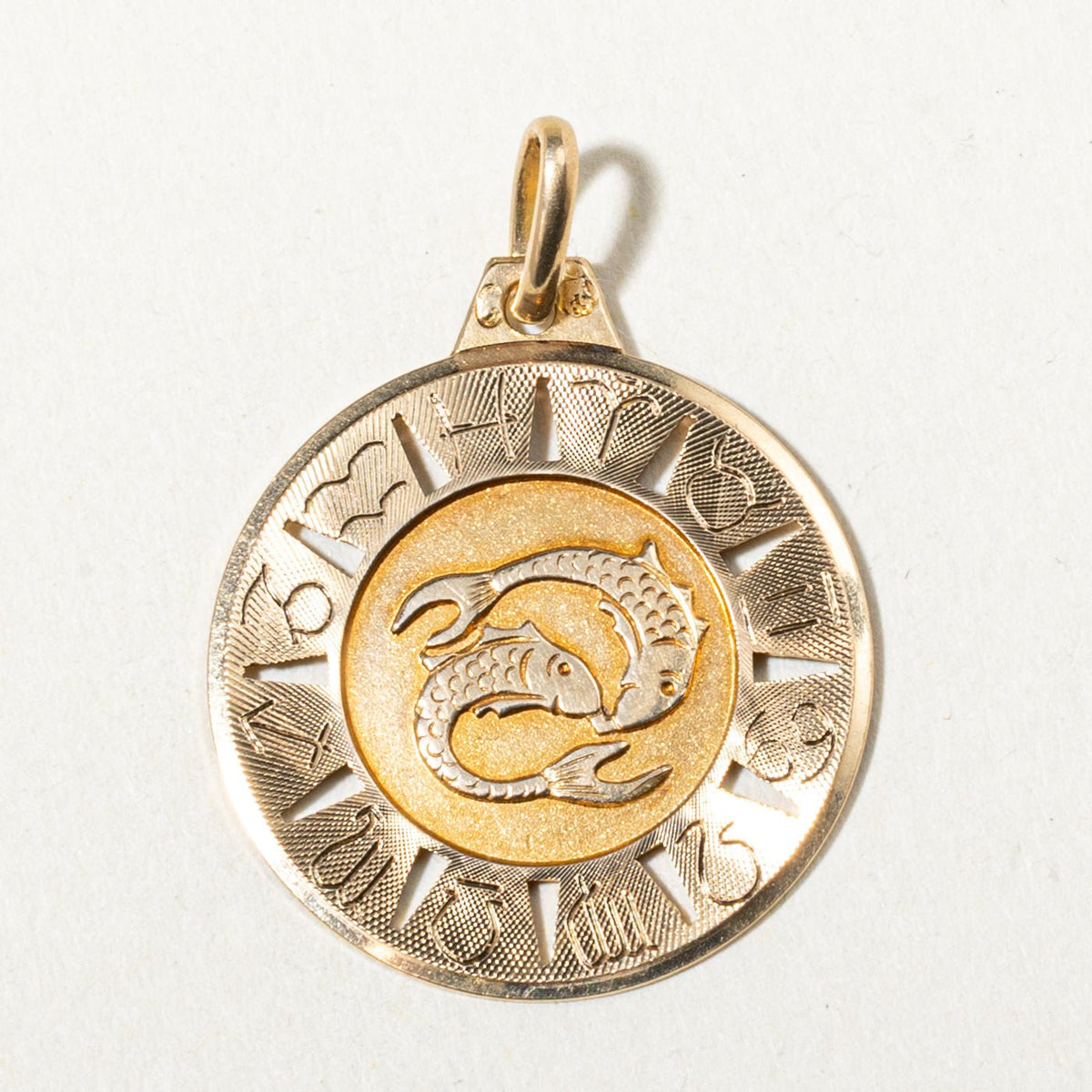 18k Yellow Gold Pisces Zodiac Circle Pendant