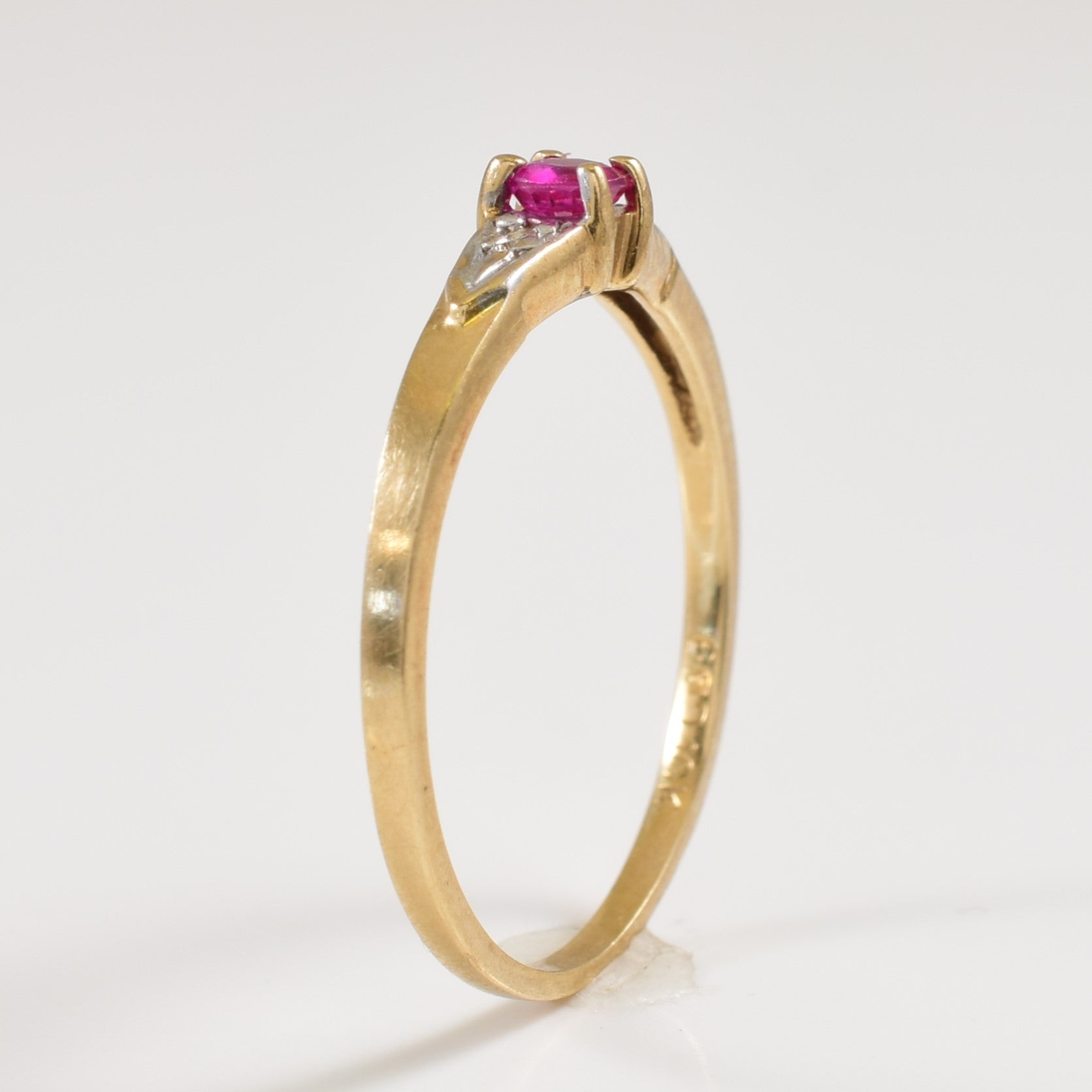 Bague rubis et diamants | 0,12 ct, 0,01 ct | Taille 5,5 |