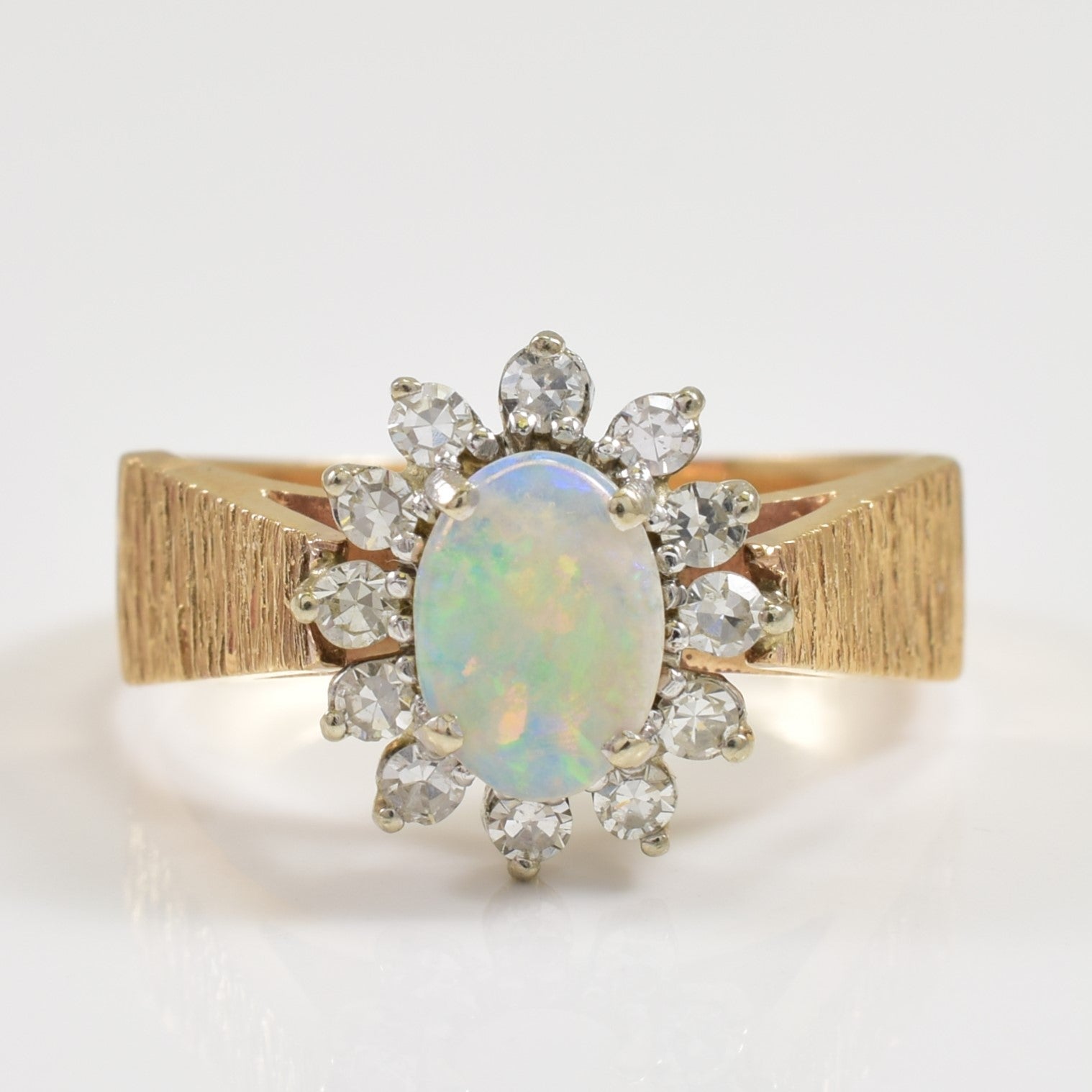 Bague halo opale et diamants | 0,40 ct, 0,24 ct au total | Taille 7,75 | 